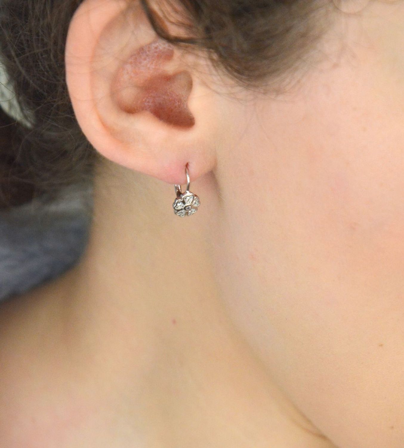 Urocze kolczyki dziecięce w kształcie kwiatków, wykonane ze srebra próby 925, zdobione cyrkonią. Bezpieczne zapięcie typu bigiel angielski – idealne na prezent dla dziewczynki.1.jpg