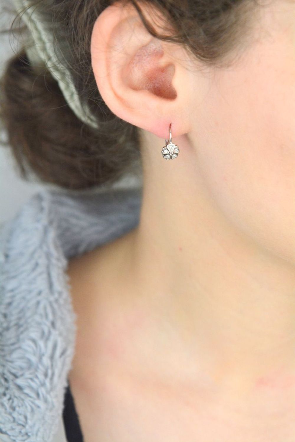 Urocze kolczyki dziecięce w kształcie kwiatków, wykonane ze srebra próby 925, zdobione cyrkonią. Bezpieczne zapięcie typu bigiel angielski – idealne na prezent dla dziewczynki.1.jpg