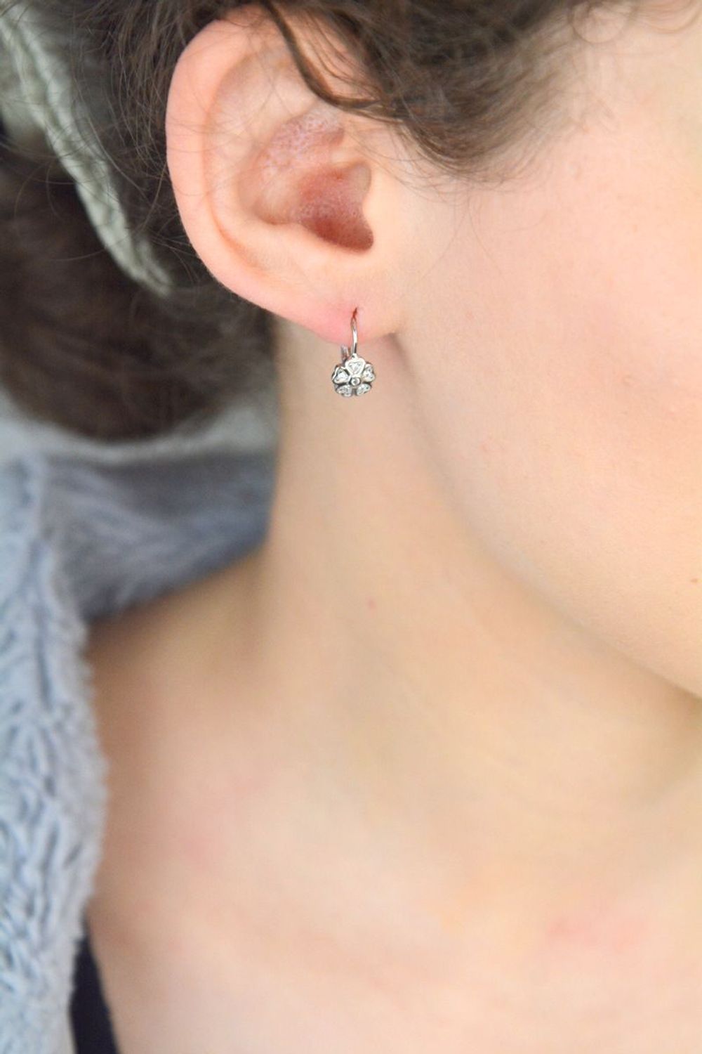 Urocze kolczyki dziecięce w kształcie kwiatków, wykonane ze srebra próby 925, zdobione cyrkonią. Bezpieczne zapięcie typu bigiel angielski – idealne na prezent dla dziewczynki.1.jpg