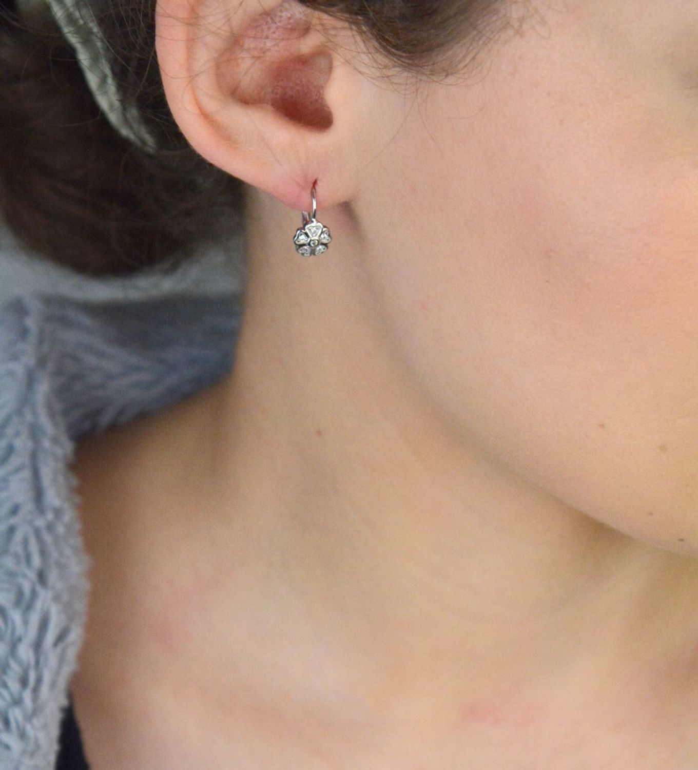 Urocze kolczyki dziecięce w kształcie kwiatków, wykonane ze srebra próby 925, zdobione cyrkonią. Bezpieczne zapięcie typu bigiel angielski – idealne na prezent dla dziewczynki.1.jpg