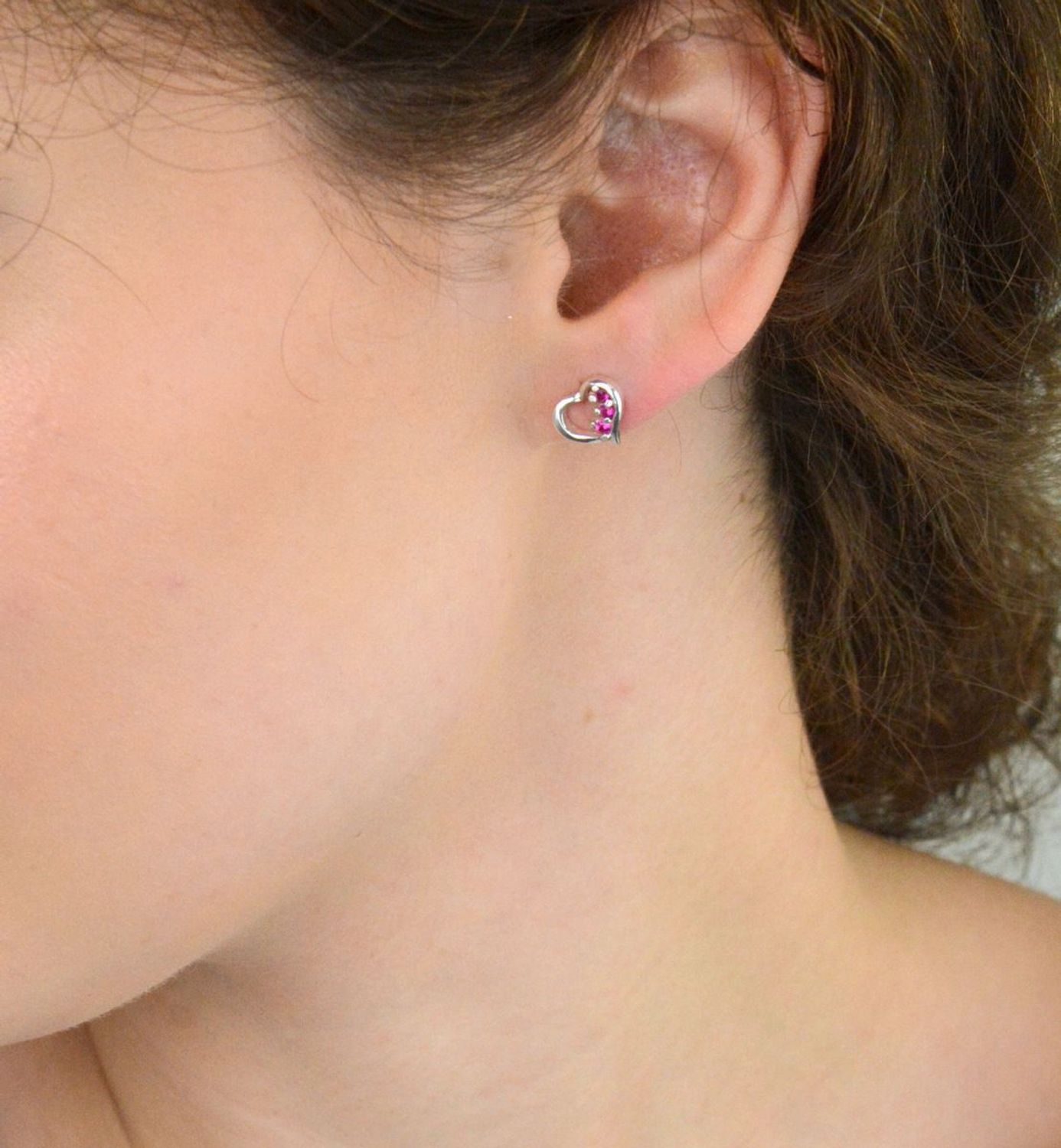 Kolczyki damskie srebrne 925 DIA-KLC-10707-925 w kształcie serca z różowymi cyrkoniami. Wielkość 1 cm, waga 1,80 g. Lekka, romantyczna biżuteria idealna na prezent.1.jpg