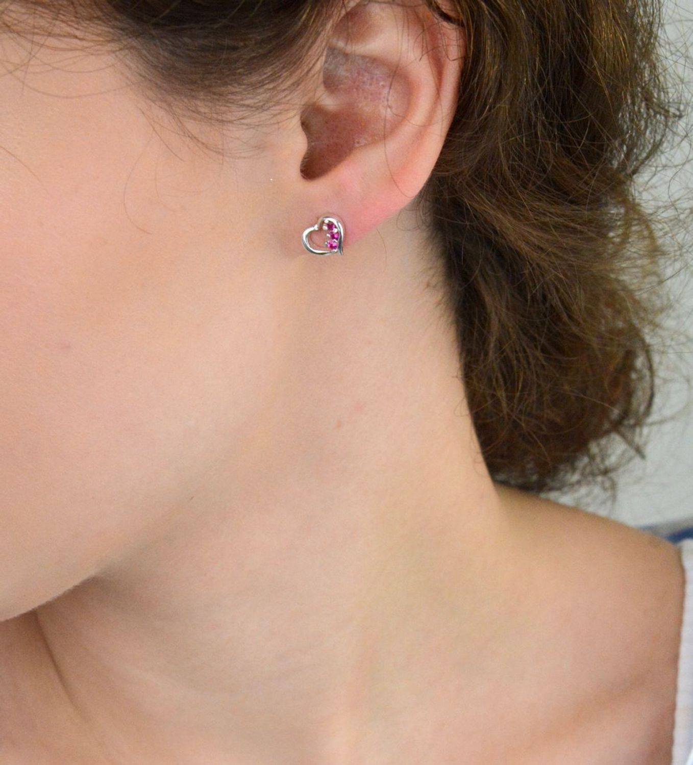 Kolczyki damskie srebrne 925 DIA-KLC-10707-925 w kształcie serca z różowymi cyrkoniami. Wielkość 1 cm, waga 1,80 g. Lekka, romantyczna biżuteria idealna na prezent.1.jpg