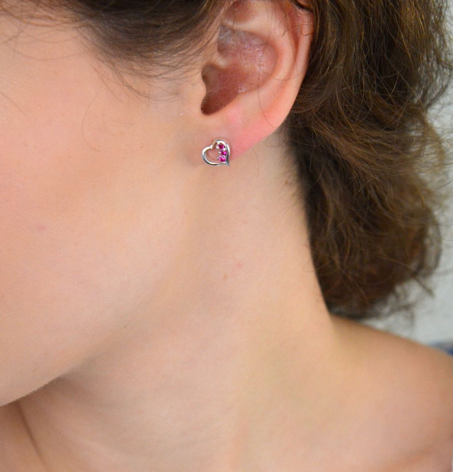 Kolczyki damskie srebrne 925 DIA-KLC-10707-925 w kształcie serca z różowymi cyrkoniami. Wielkość 1 cm, waga 1,80 g. Lekka, romantyczna biżuteria idealna na prezent.1.jpg