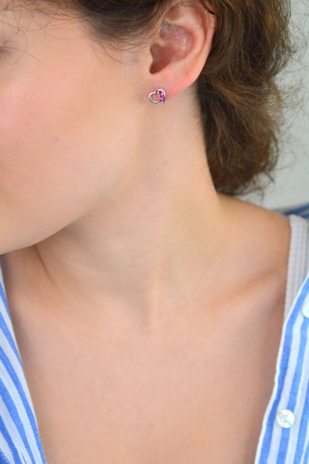 Kolczyki damskie srebrne 925 DIA-KLC-10707-925 w kształcie serca z różowymi cyrkoniami. Wielkość 1 cm, waga 1,80 g. Lekka, romantyczna biżuteria idealna na prezent.1.jpg