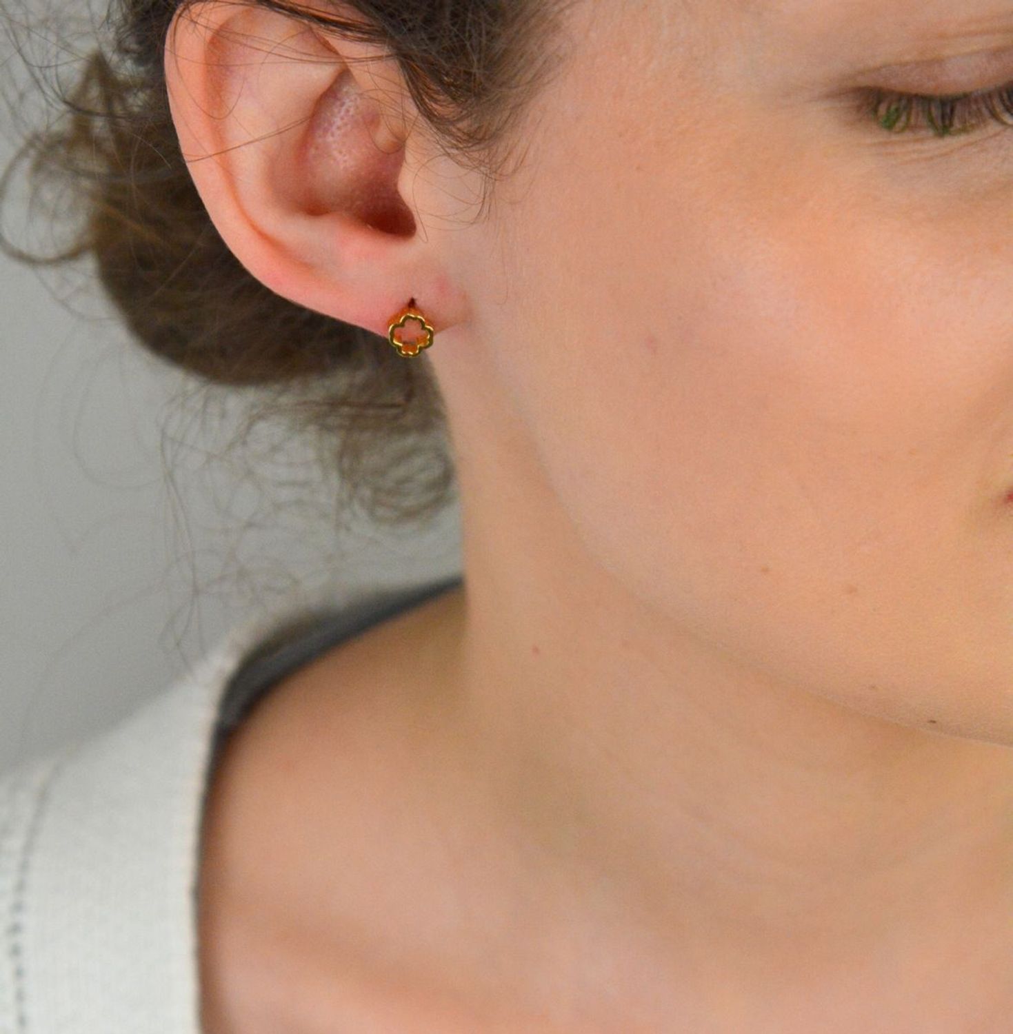 Kolczyki srebrne pozłacane koniczynki próba 925, DIA-KLC-10708-925 Te subtelne i eleganckie kolczyki srebrne w kształcie koniczynki to idealny wybór dla kobiet, które pragną nosić biżuterię 1.jpg