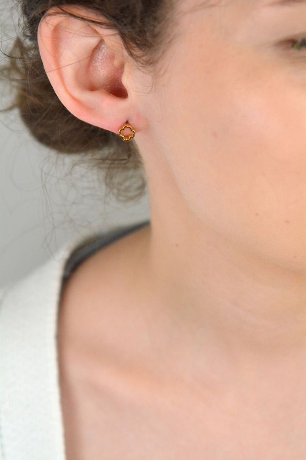 Kolczyki srebrne pozłacane koniczynki próba 925, DIA-KLC-10708-925 Te subtelne i eleganckie kolczyki srebrne w kształcie koniczynki to idealny wybór dla kobiet, które pragną nosić biżuterię 1.jpg