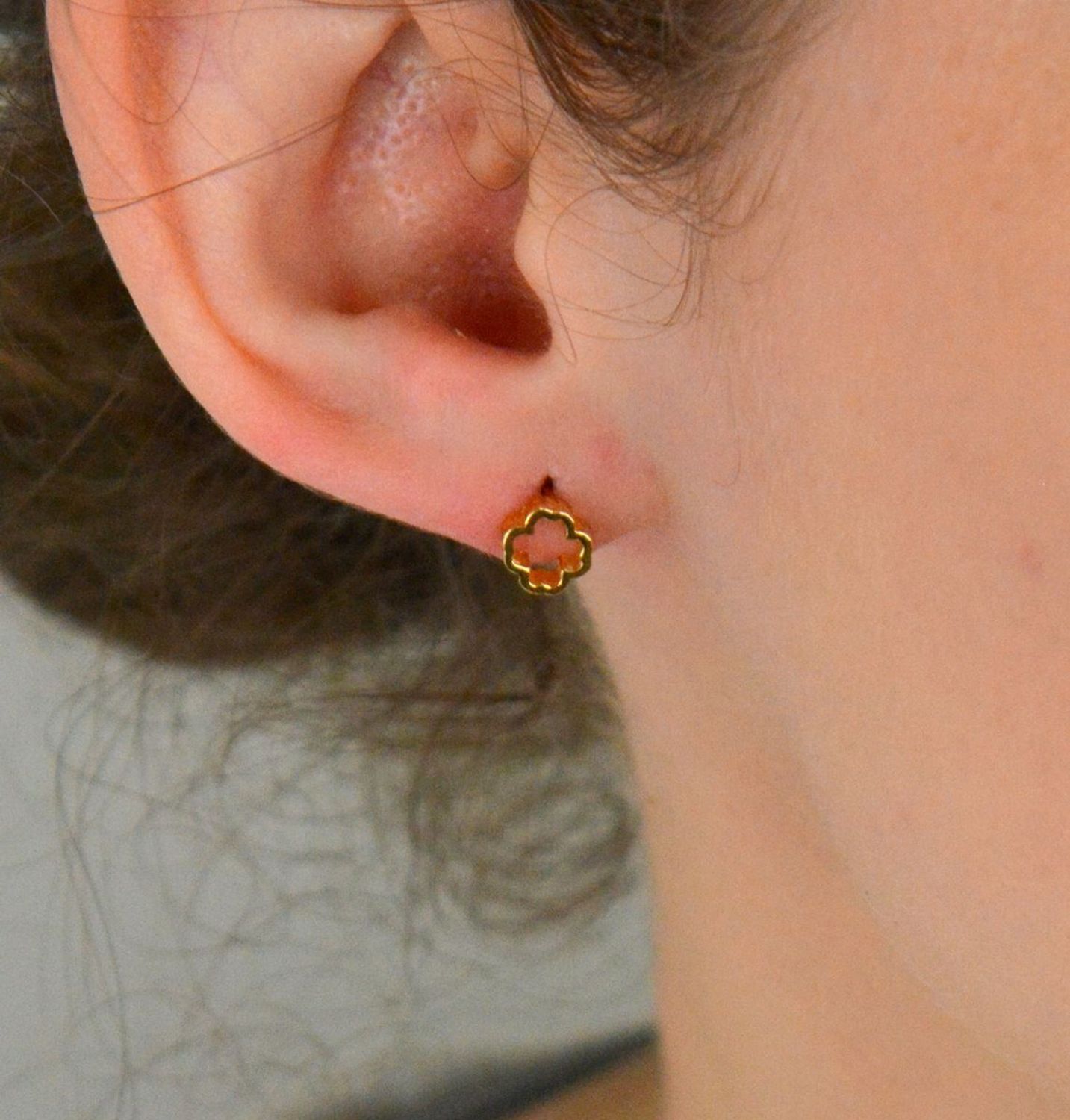 Kolczyki srebrne pozłacane koniczynki próba 925, DIA-KLC-10708-925 Te subtelne i eleganckie kolczyki srebrne w kształcie koniczynki to idealny wybór dla kobiet, które pragną nosić biżuterię 1.jpg