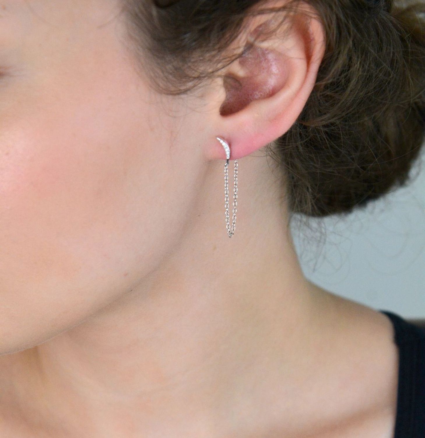 Eleganckie kolczyki wiszące ze srebra próby 925 z delikatnymi łańcuszkami i księżycami zdobionymi cyrkonią. Komfortowe zapięcie na sztyft. Idealne do codziennej i wieczorowej stylizacji.1.jpg