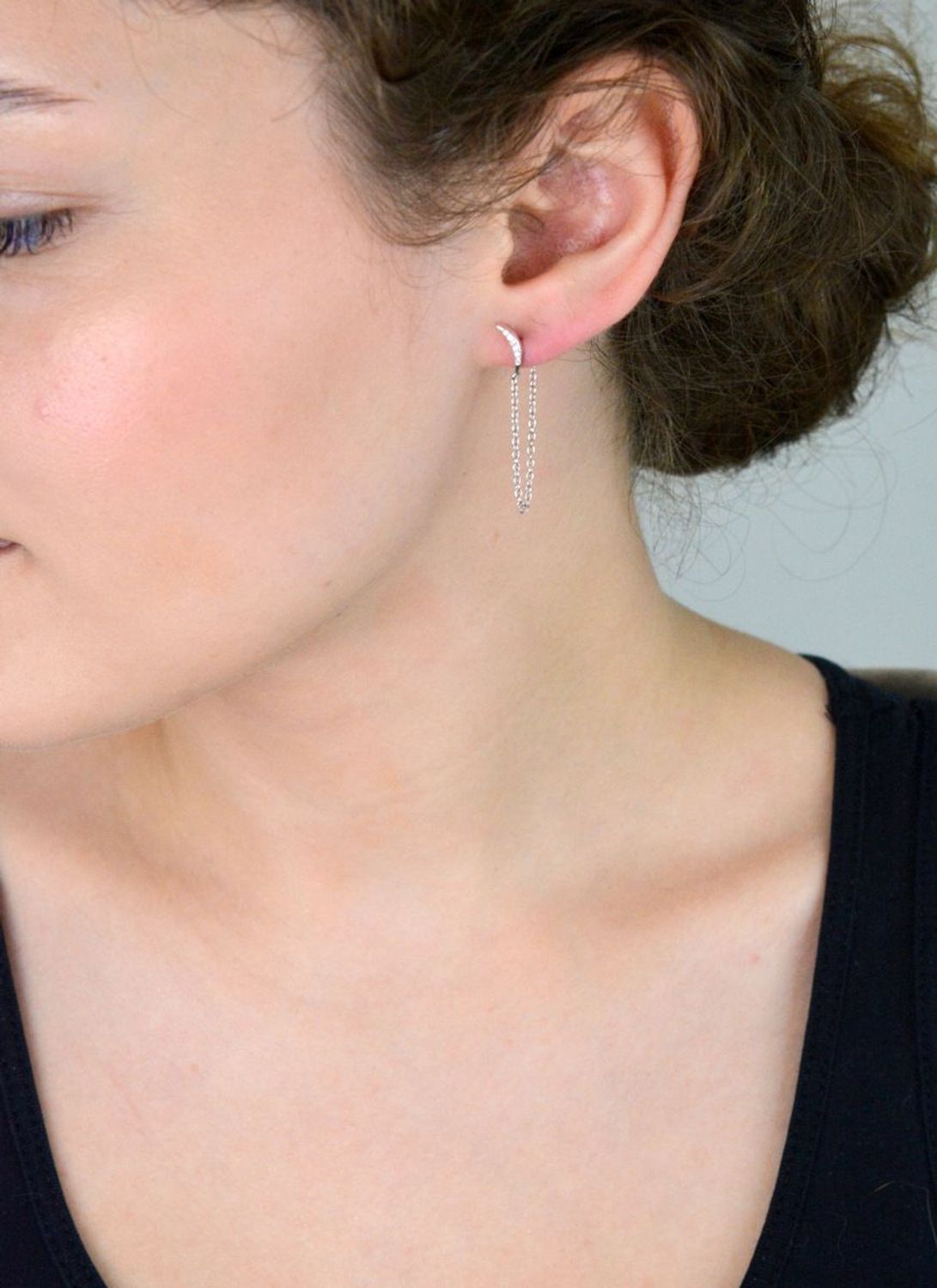 Eleganckie kolczyki wiszące ze srebra próby 925 z delikatnymi łańcuszkami i księżycami zdobionymi cyrkonią. Komfortowe zapięcie na sztyft. Idealne do codziennej i wieczorowej stylizacji.1.jpg