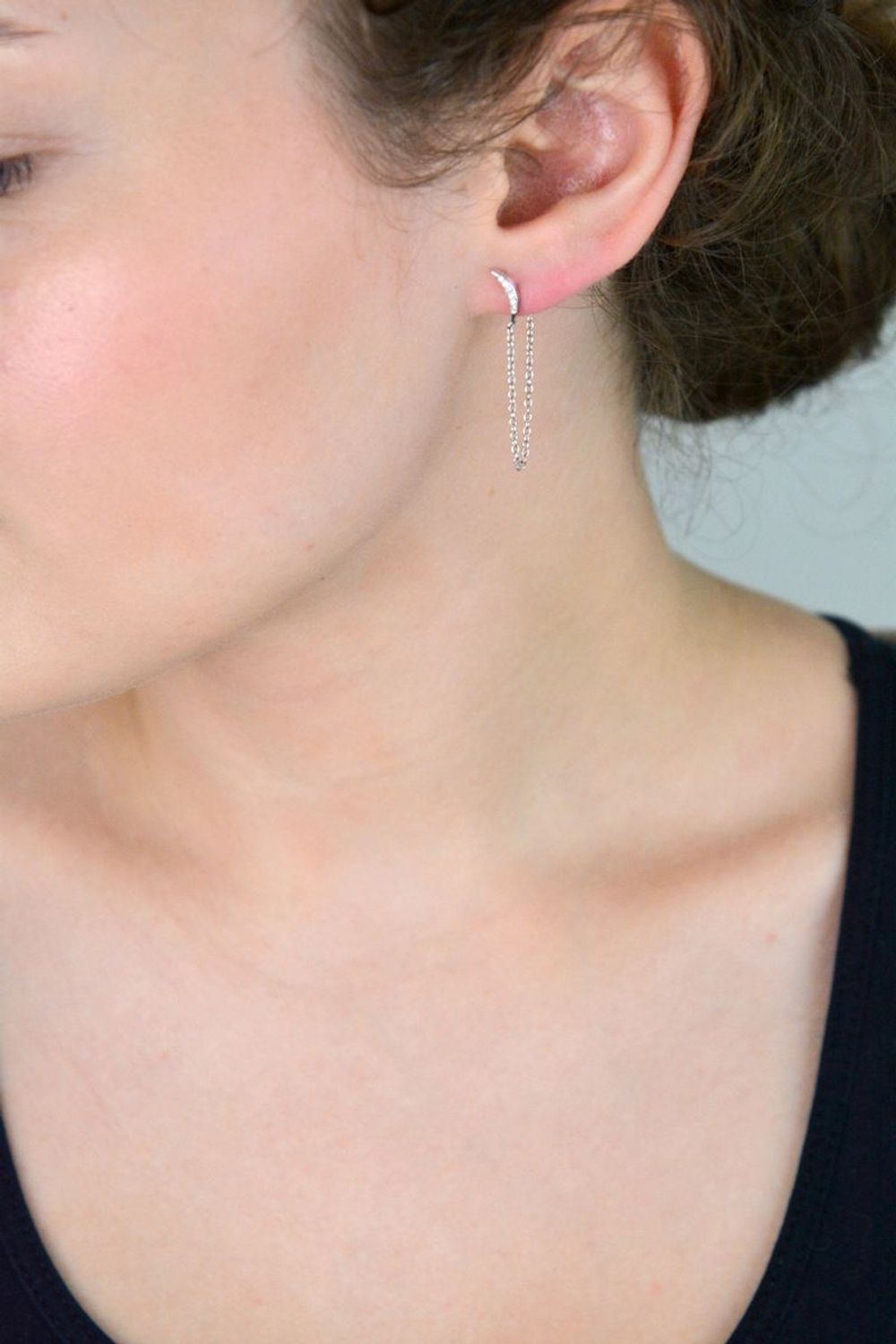 Eleganckie kolczyki wiszące ze srebra próby 925 z delikatnymi łańcuszkami i księżycami zdobionymi cyrkonią. Komfortowe zapięcie na sztyft. Idealne do codziennej i wieczorowej stylizacji.1.jpg