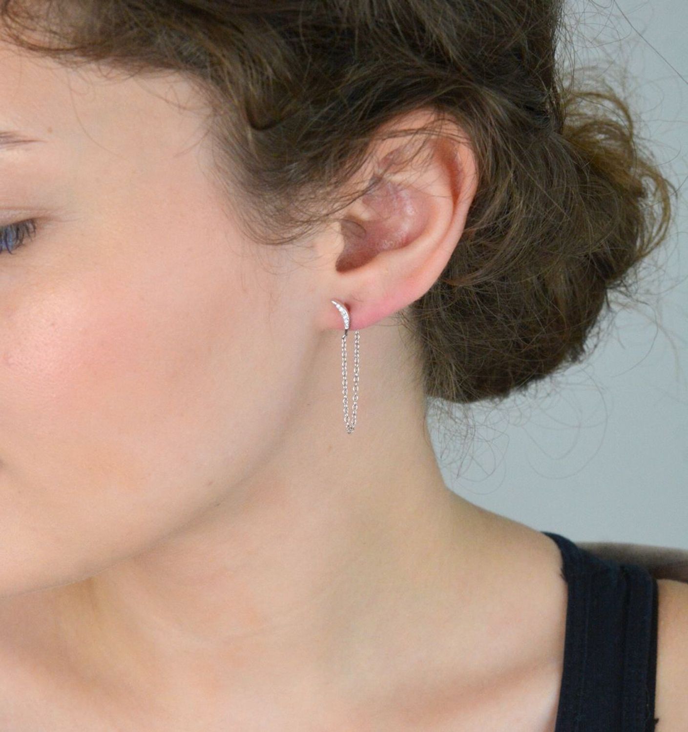 Eleganckie kolczyki wiszące ze srebra próby 925 z delikatnymi łańcuszkami i księżycami zdobionymi cyrkonią. Komfortowe zapięcie na sztyft. Idealne do codziennej i wieczorowej stylizacji.1.jpg