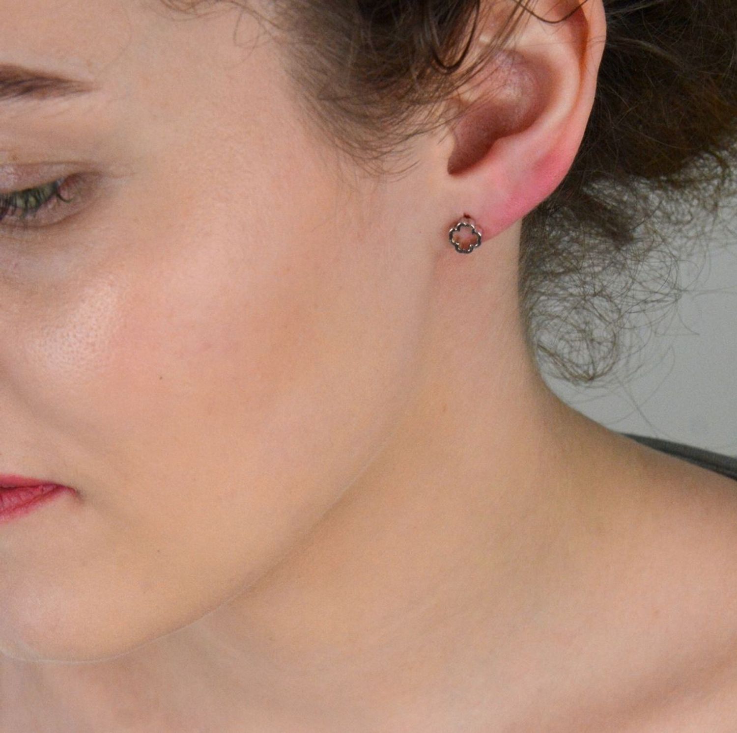 Kolczyki srebrne koniczynki próba 925, DIA-KLC-10711-925 Subtelne, ale pełne symboliki – kolczyki srebrne w kształcie koniczynki to doskonały wybór dla kobiet, które pragną nosić biżuterię 1.jpg