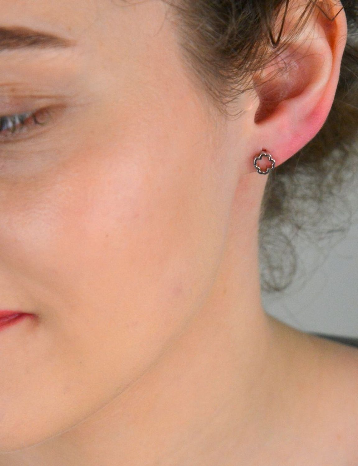 Kolczyki srebrne koniczynki próba 925, DIA-KLC-10711-925 Subtelne, ale pełne symboliki – kolczyki srebrne w kształcie koniczynki to doskonały wybór dla kobiet, które pragną nosić biżuterię 1.jpg