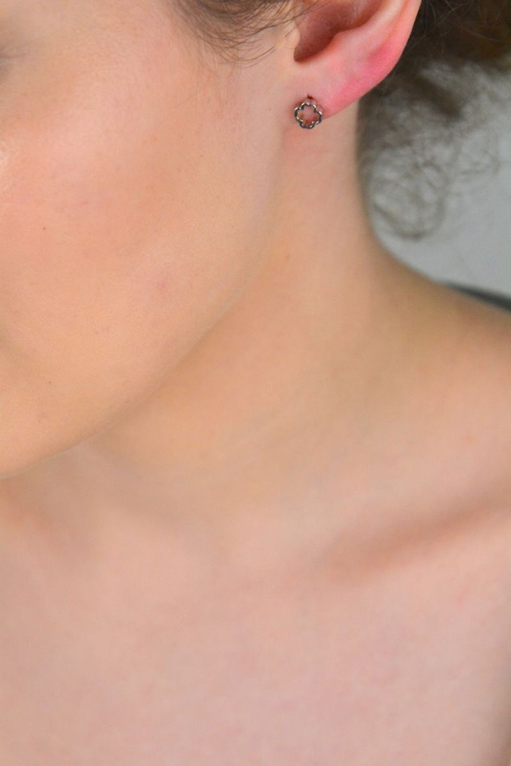 Kolczyki srebrne koniczynki próba 925, DIA-KLC-10711-925 Subtelne, ale pełne symboliki – kolczyki srebrne w kształcie koniczynki to doskonały wybór dla kobiet, które pragną nosić biżuterię 1.jpg