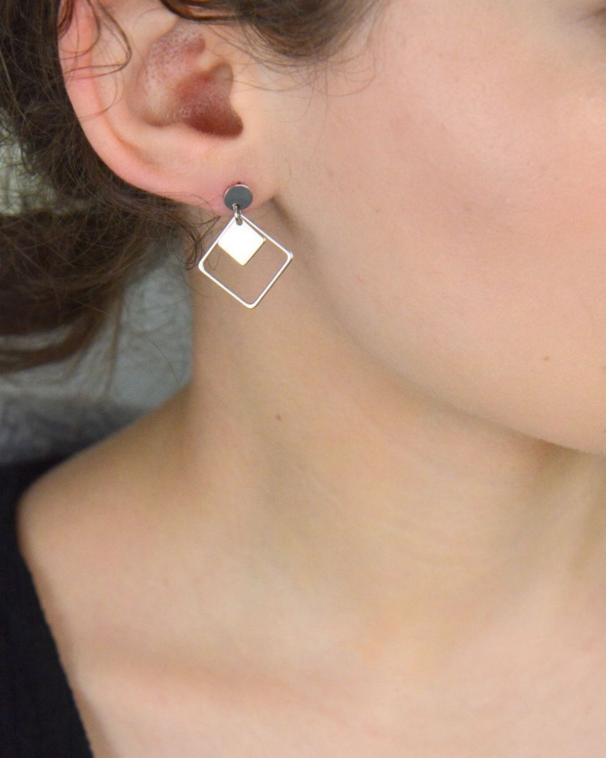 Nowoczesne kolczyki srebrne damskie geometryczne DIA-KLC-10713-925, próba 925. Szerokość 2,0 cm, długość 2,5 cm, zapięcie na sztyft. Stylowa i lekka biżuteria na co dzień i na specjalne okazje.1.jpg