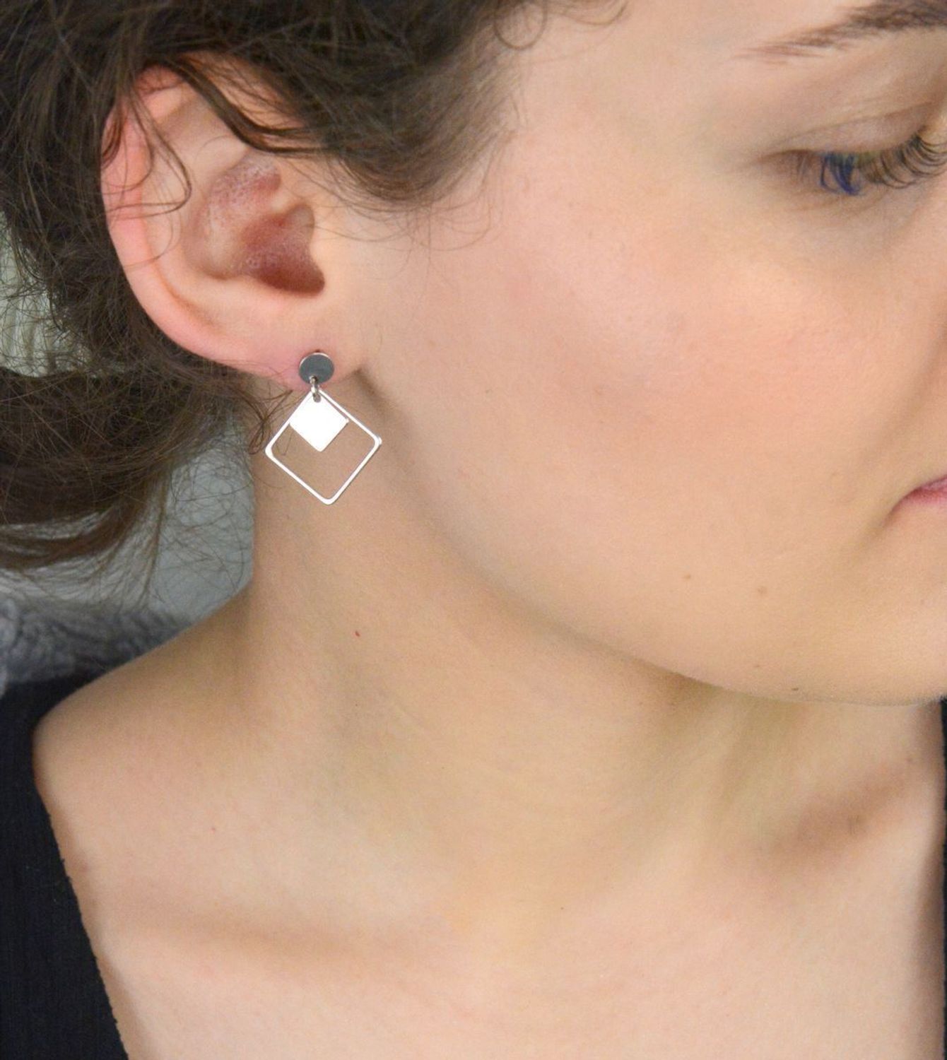 Nowoczesne kolczyki srebrne damskie geometryczne DIA-KLC-10713-925, próba 925. Szerokość 2,0 cm, długość 2,5 cm, zapięcie na sztyft. Stylowa i lekka biżuteria na co dzień i na specjalne okazje.1.jpg