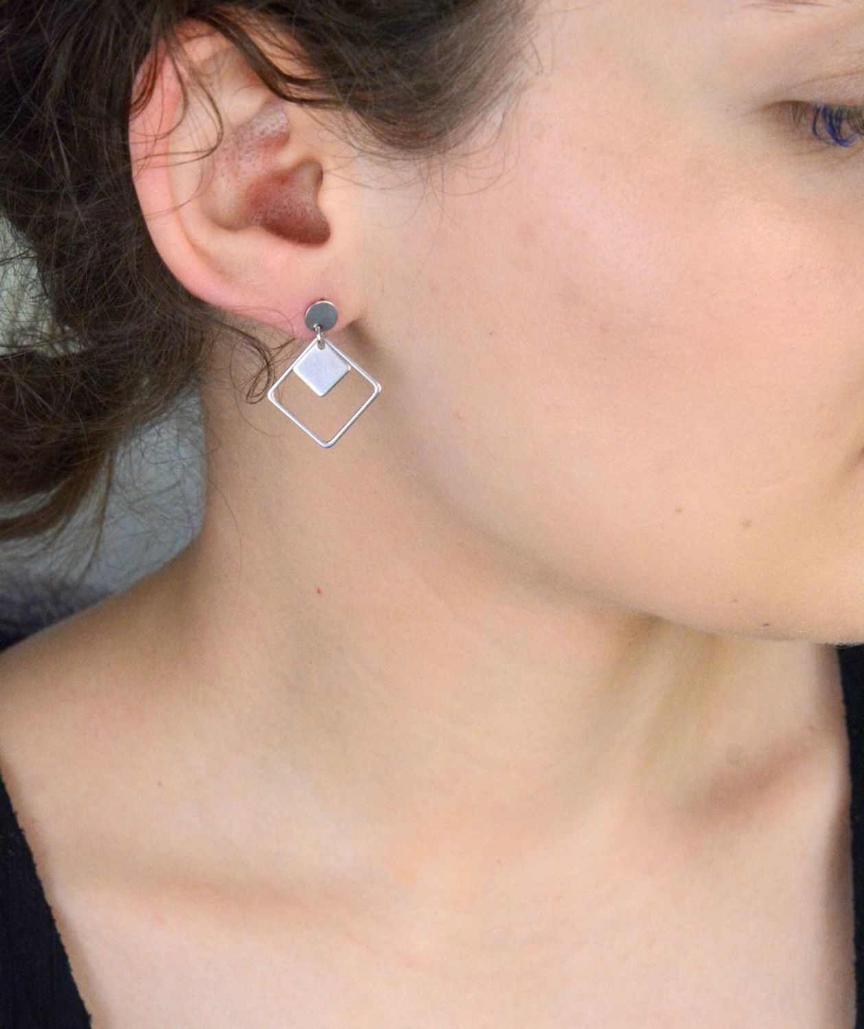 Nowoczesne kolczyki srebrne damskie geometryczne DIA-KLC-10713-925, próba 925. Szerokość 2,0 cm, długość 2,5 cm, zapięcie na sztyft. Stylowa i lekka biżuteria na co dzień i na specjalne okazje.1.jpg