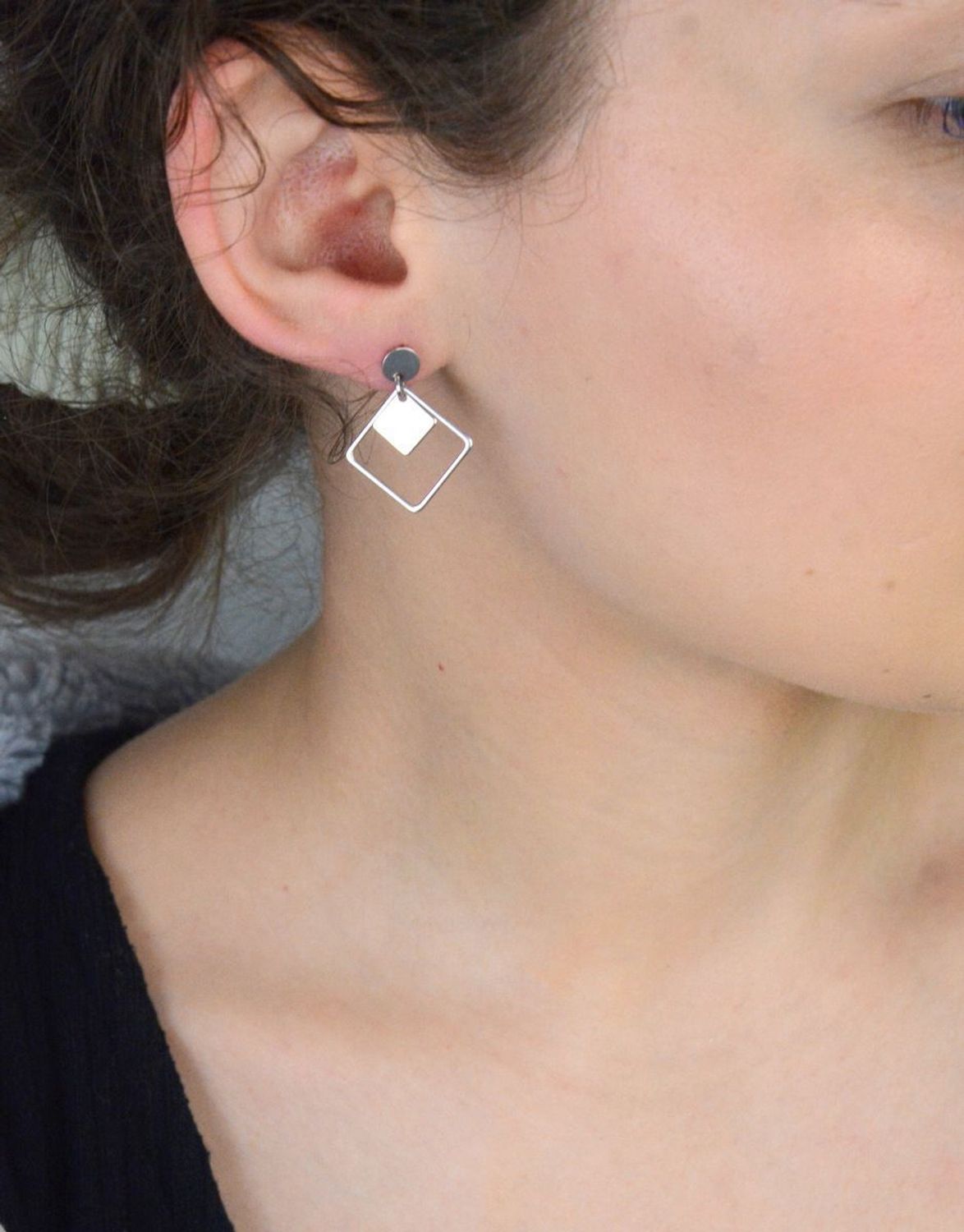 Nowoczesne kolczyki srebrne damskie geometryczne DIA-KLC-10713-925, próba 925. Szerokość 2,0 cm, długość 2,5 cm, zapięcie na sztyft. Stylowa i lekka biżuteria na co dzień i na specjalne okazje.1.jpg