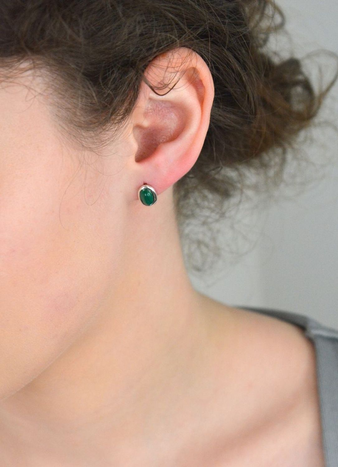 Kolczyki srebrne owalne malachit próba 925, DIA-KLC-10715-925 Kolczyki srebrne owalne z malachitem (model DIA-KLC-10715-925) to elegancki wybór dla osób ceniących unikalne połączenie klasyki 1.jpg