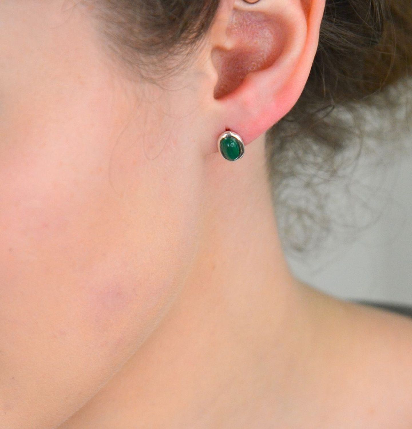 Kolczyki srebrne owalne malachit próba 925, DIA-KLC-10715-925 Kolczyki srebrne owalne z malachitem (model DIA-KLC-10715-925) to elegancki wybór dla osób ceniących unikalne połączenie klasyki 1.jpg