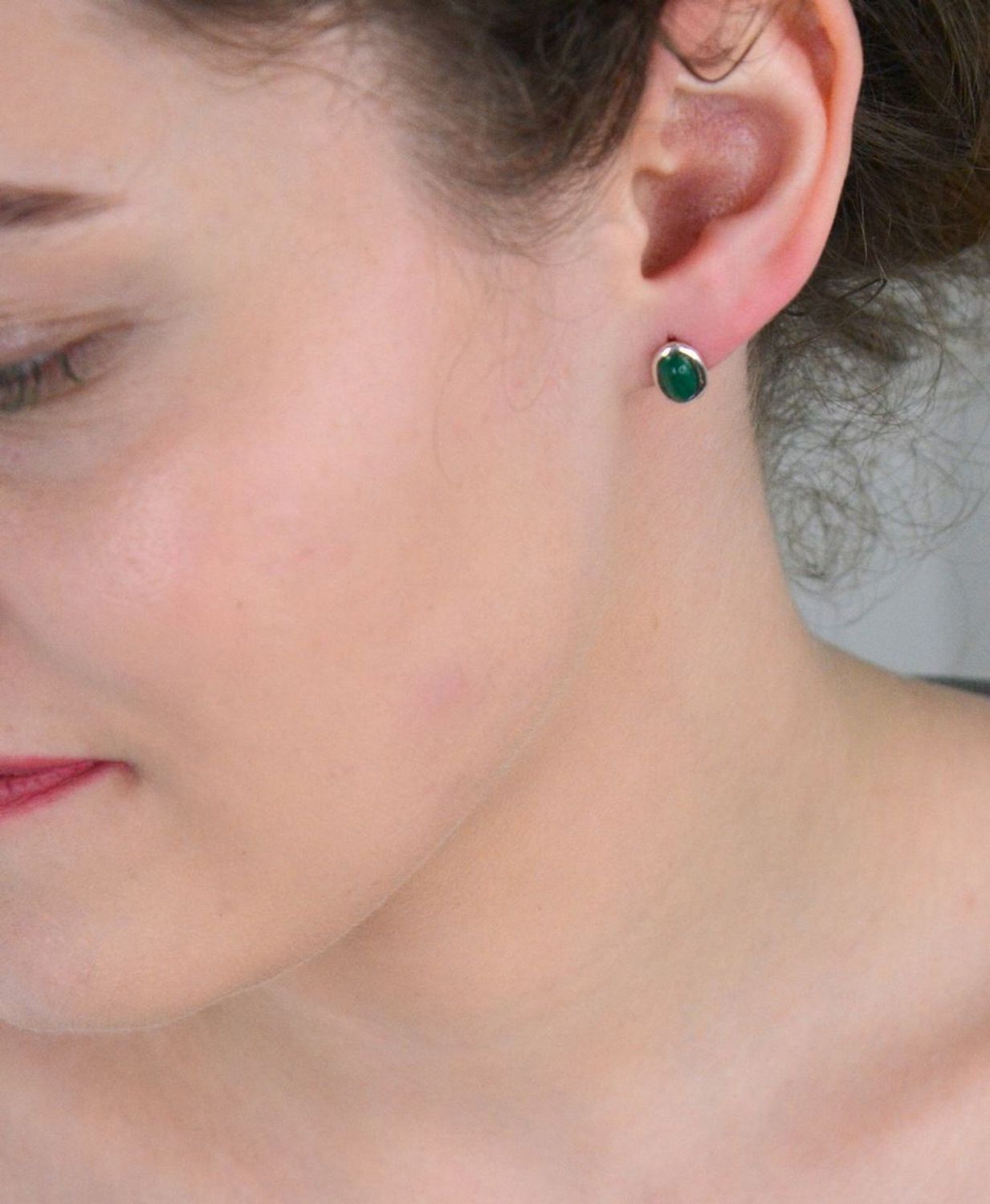 Kolczyki srebrne owalne malachit próba 925, DIA-KLC-10715-925 Kolczyki srebrne owalne z malachitem (model DIA-KLC-10715-925) to elegancki wybór dla osób ceniących unikalne połączenie klasyki 1.jpg