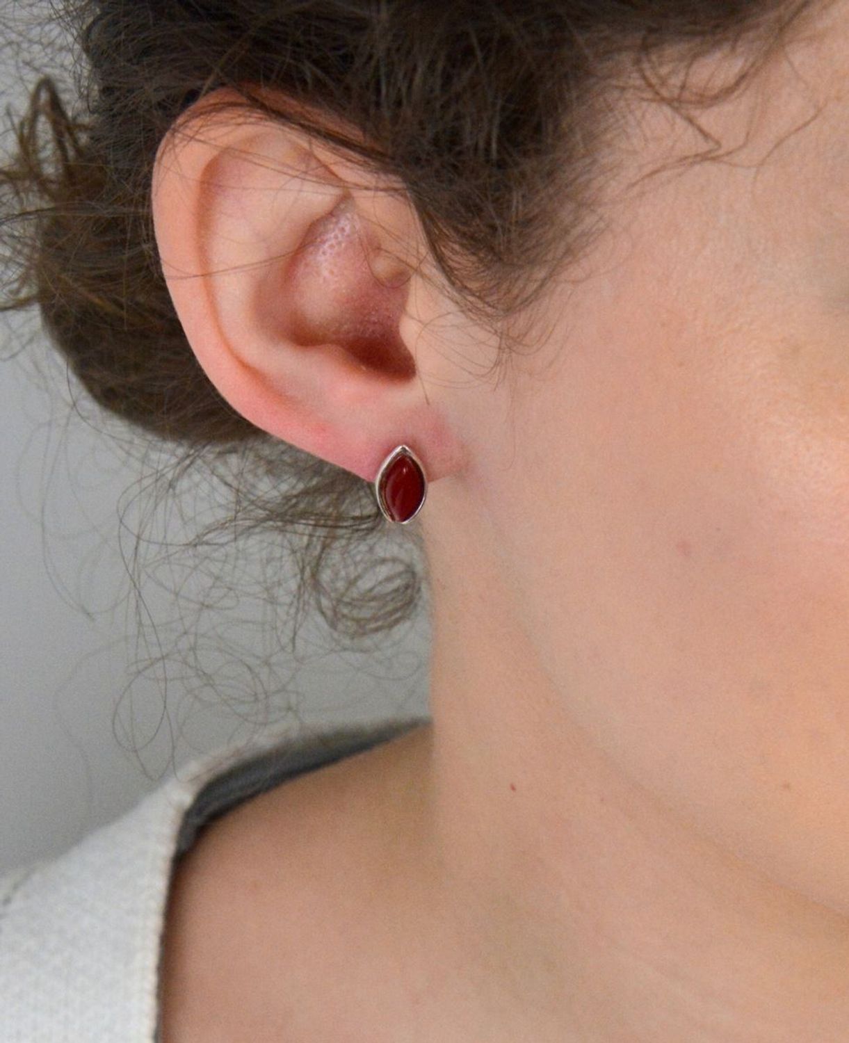 Kolczyki srebrne próba 925, koral syntetyczny DIA-KLC-10719-925 Te eleganckie kolczyki srebrne z syntetycznym koralem to doskonały wybór dla osób, które szukają biżuterii pełnej kolorów i 1.jpg