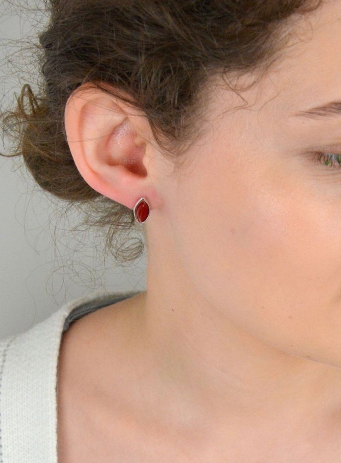 Kolczyki srebrne próba 925, koral syntetyczny DIA-KLC-10719-925 Te eleganckie kolczyki srebrne z syntetycznym koralem to doskonały wybór dla osób, które szukają biżuterii pełnej kolorów i 1.jpg