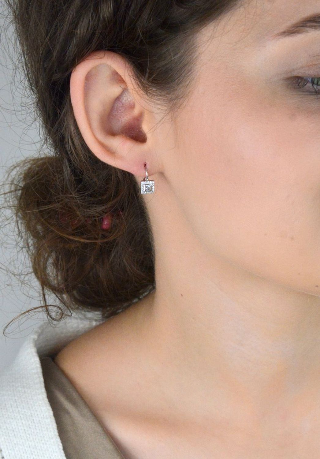 Kolczyki srebrne DIA-KLC-10720-925 – geometryczne kwadraciki z cyrkoniami. Długość 1,3 cm, szerokość 6 mm, waga 1,80 g. Próba 925, zapięcie bigiel angielski. Styl i elegancja na co dzień.1.jpg