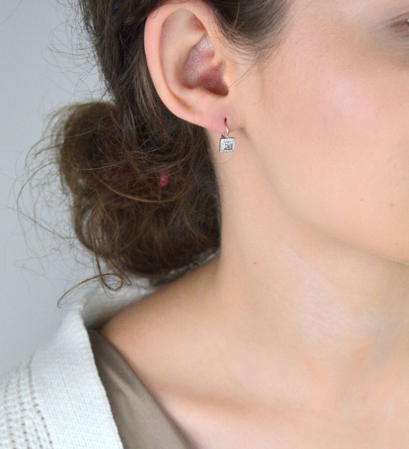 Kolczyki srebrne DIA-KLC-10720-925 – geometryczne kwadraciki z cyrkoniami. Długość 1,3 cm, szerokość 6 mm, waga 1,80 g. Próba 925, zapięcie bigiel angielski. Styl i elegancja na co dzień.1.jpg