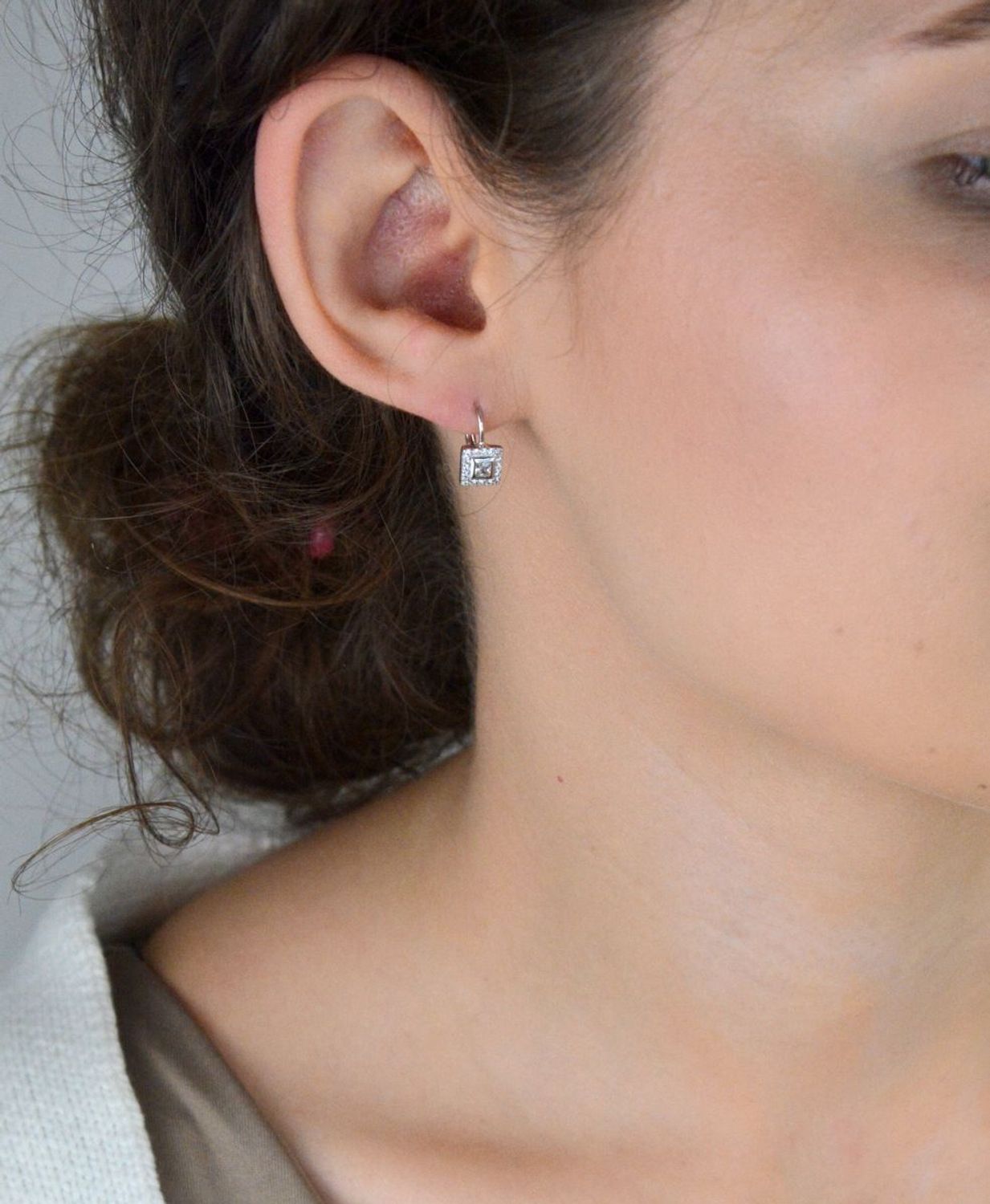 Kolczyki srebrne DIA-KLC-10720-925 – geometryczne kwadraciki z cyrkoniami. Długość 1,3 cm, szerokość 6 mm, waga 1,80 g. Próba 925, zapięcie bigiel angielski. Styl i elegancja na co dzień.1.jpg