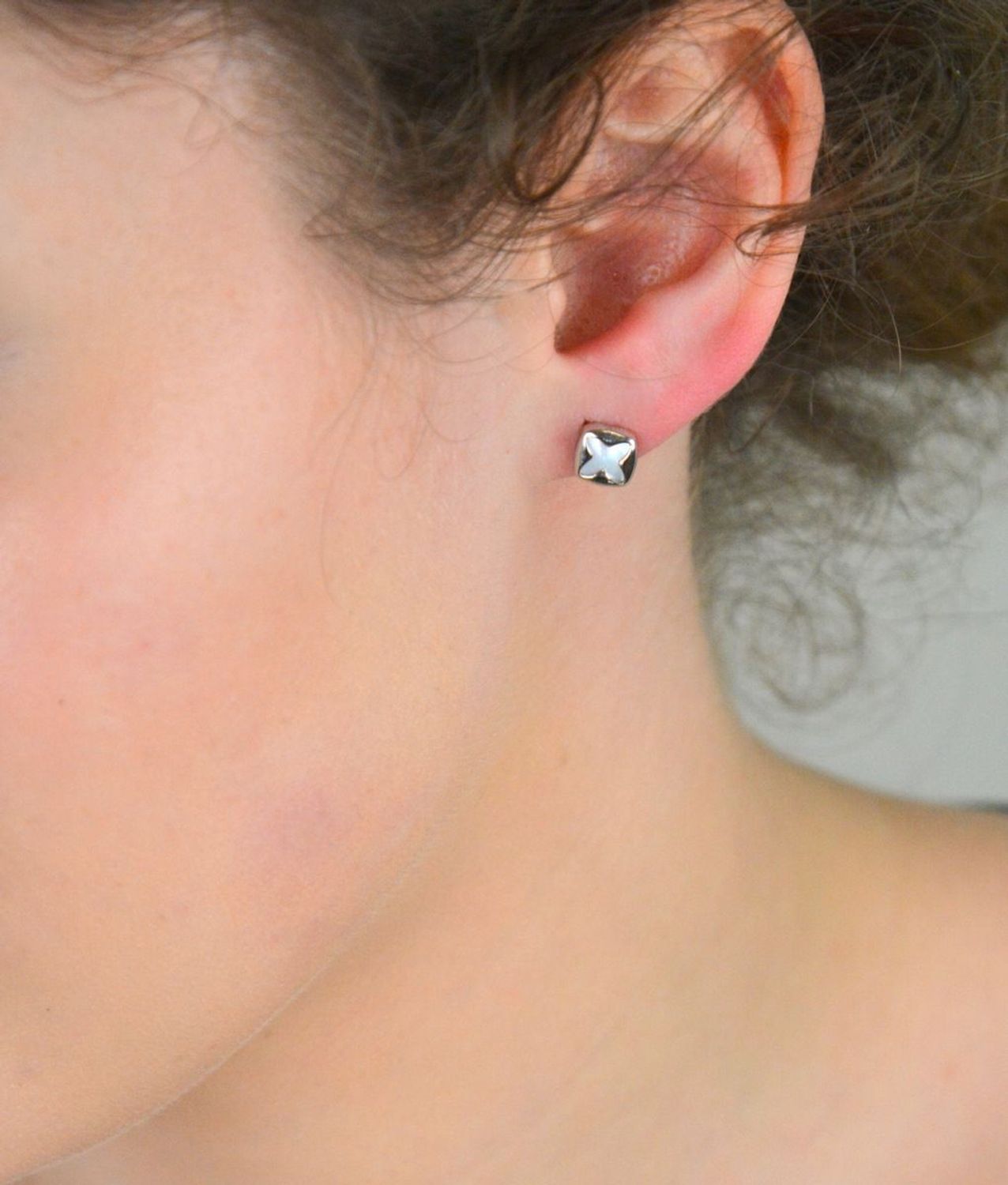 Kolczyki srebrne z masą perłową próba 925, DIA-KLC-10726-925 Delikatność natury zamknięta w biżuterii – kolczyki DIA-KLC-10726-925 to wyjątkowa propozycja dla kobiet ceniących subtelne, 1.jpg