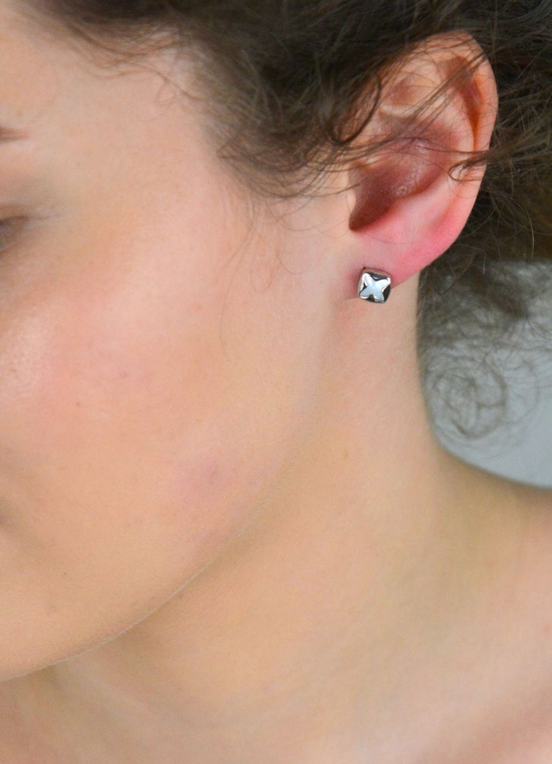 Kolczyki srebrne z masą perłową próba 925, DIA-KLC-10726-925 Delikatność natury zamknięta w biżuterii – kolczyki DIA-KLC-10726-925 to wyjątkowa propozycja dla kobiet ceniących subtelne, 1.jpg