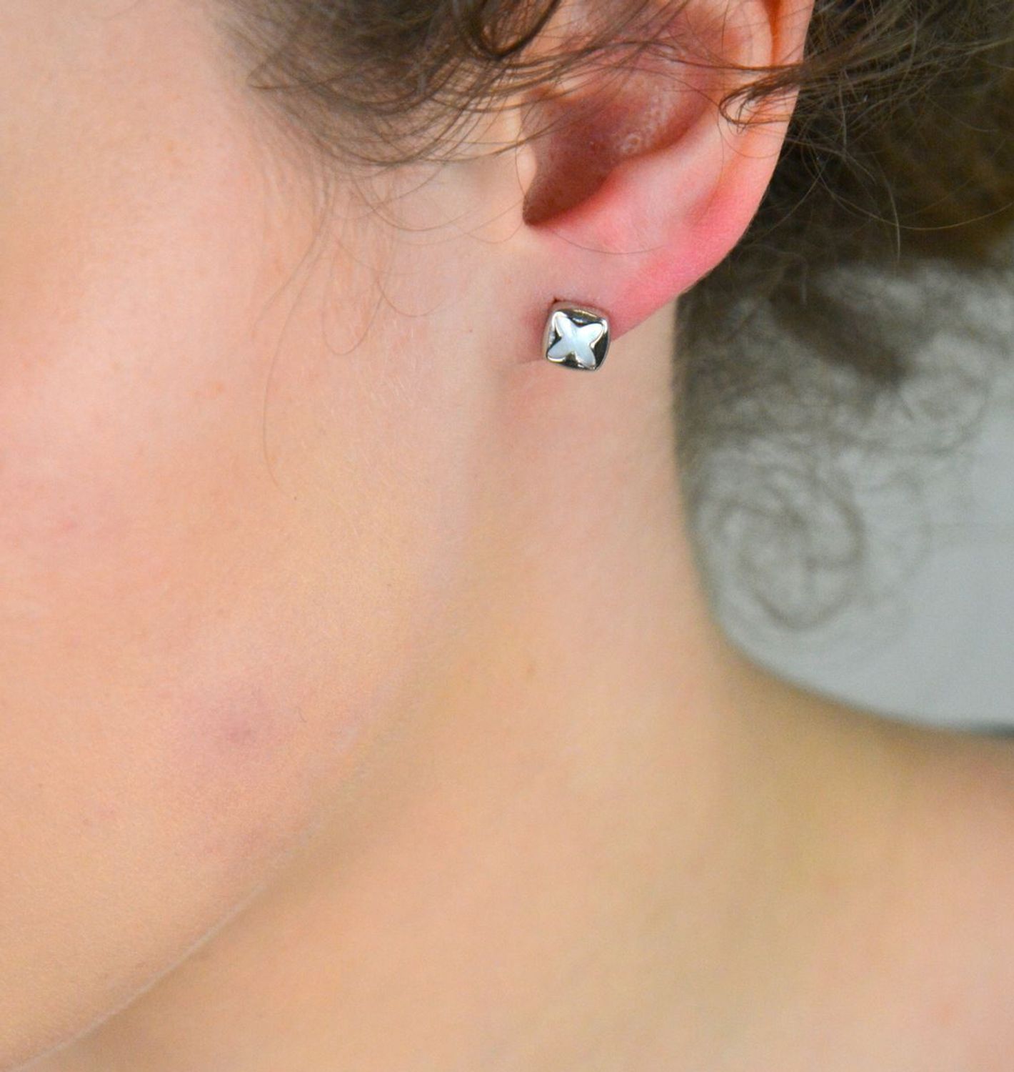 Kolczyki srebrne z masą perłową próba 925, DIA-KLC-10726-925 Delikatność natury zamknięta w biżuterii – kolczyki DIA-KLC-10726-925 to wyjątkowa propozycja dla kobiet ceniących subtelne, 1.jpg