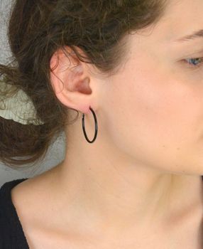 Stylowe kolczyki srebrne damskie DIA-KLC-10732-925, koła pokryte czarną emalią. Próba 925, długość i szerokość 3,0 cm, grubość 2 mm, zapięcie szarnir. Idealne na co dzień i do eleganckich stylizacji (1).JPG