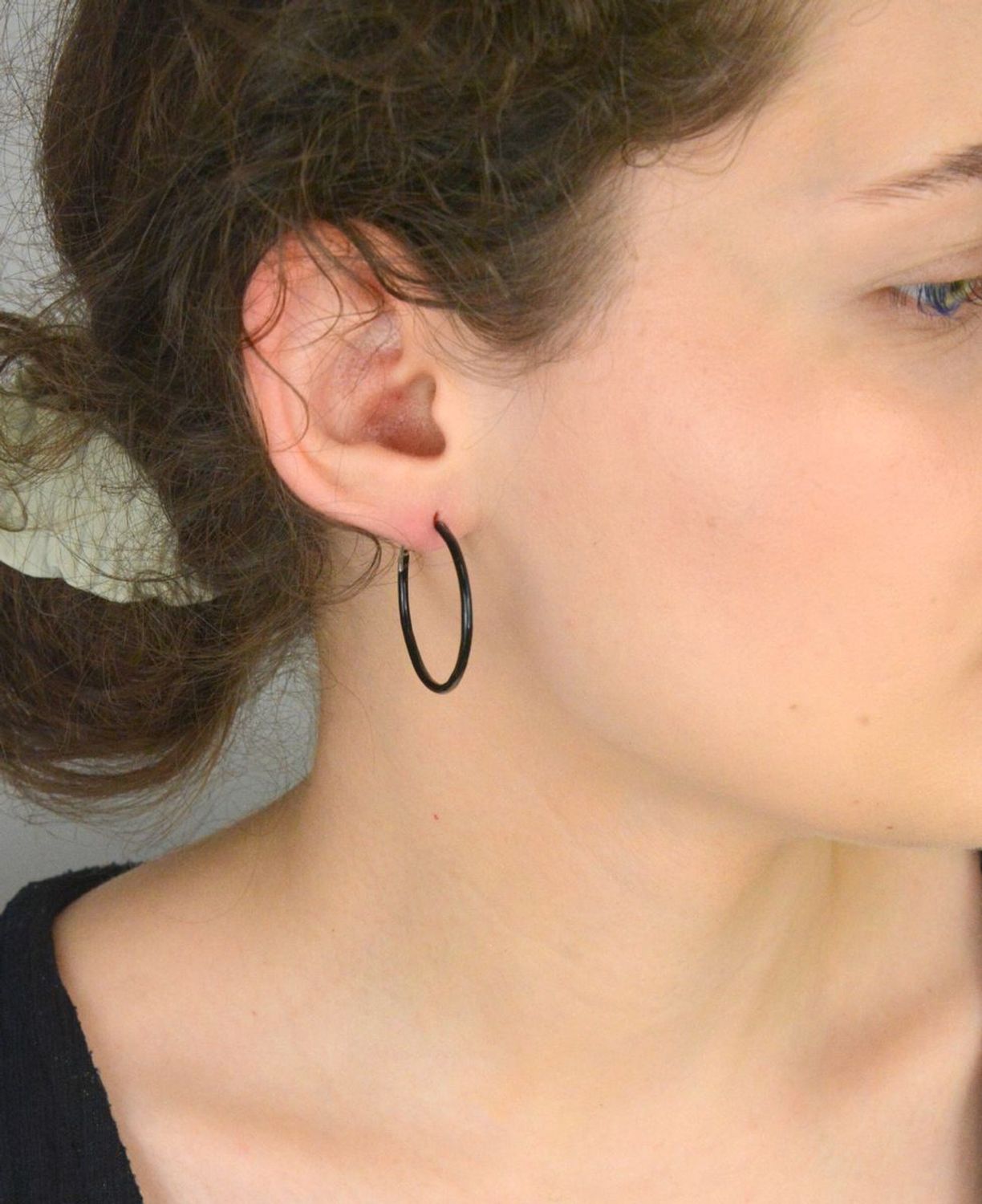 Stylowe kolczyki srebrne damskie DIA-KLC-10732-925, koła pokryte czarną emalią. Próba 925, długość i szerokość 3,0 cm, grubość 2 mm, zapięcie szarnir. Idealne na co dzień i do eleganckich 2.jpg