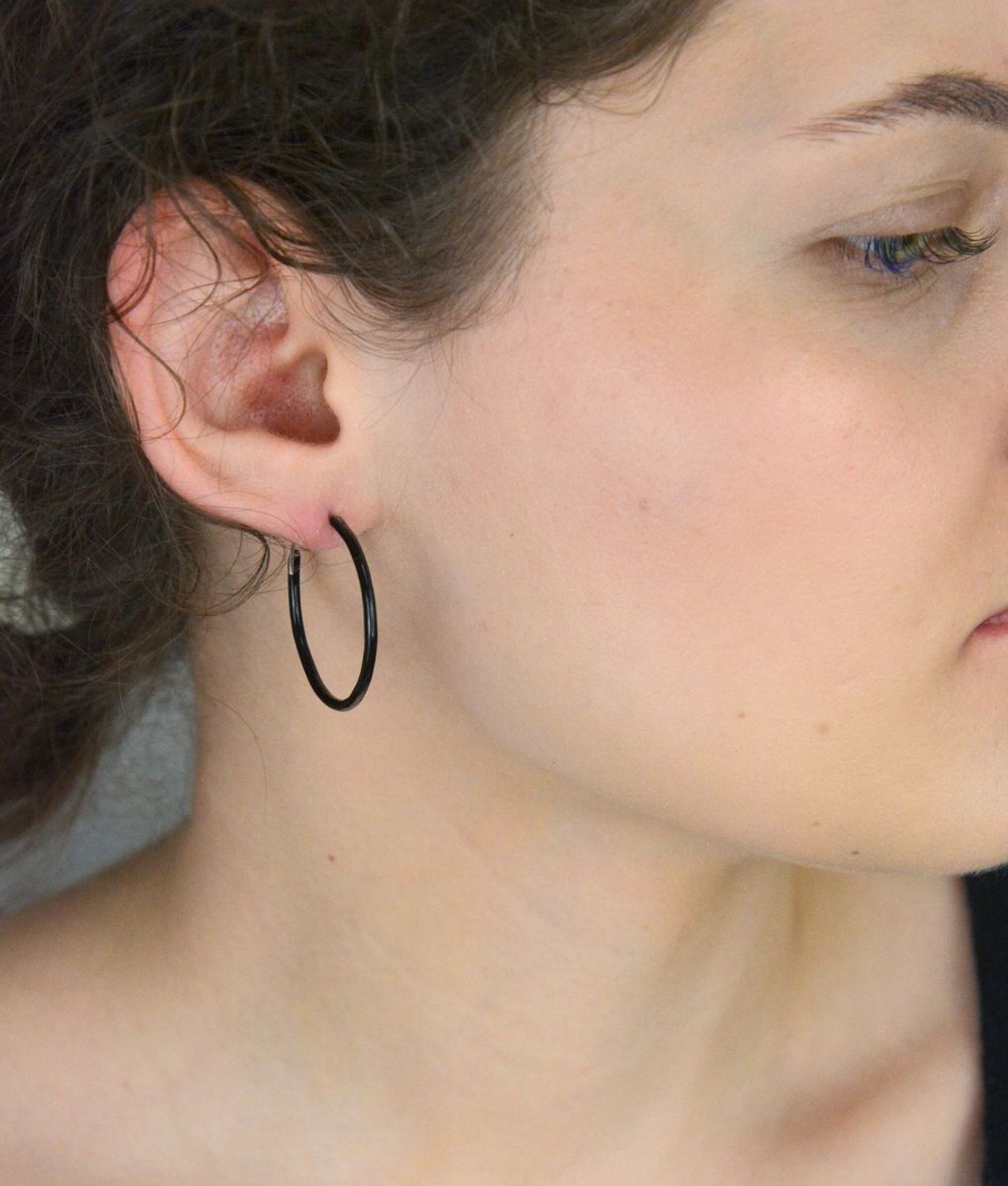 Stylowe kolczyki srebrne damskie DIA-KLC-10732-925, koła pokryte czarną emalią. Próba 925, długość i szerokość 3,0 cm, grubość 2 mm, zapięcie szarnir. Idealne na co dzień i do eleganckich 2.jpg