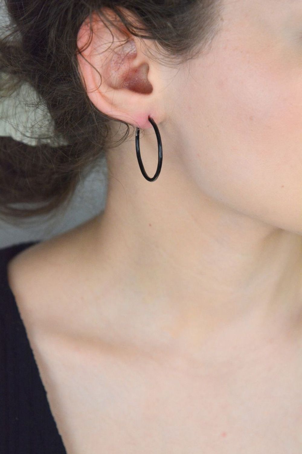 Stylowe kolczyki srebrne damskie DIA-KLC-10732-925, koła pokryte czarną emalią. Próba 925, długość i szerokość 3,0 cm, grubość 2 mm, zapięcie szarnir. Idealne na co dzień i do eleganckich 2.jpg