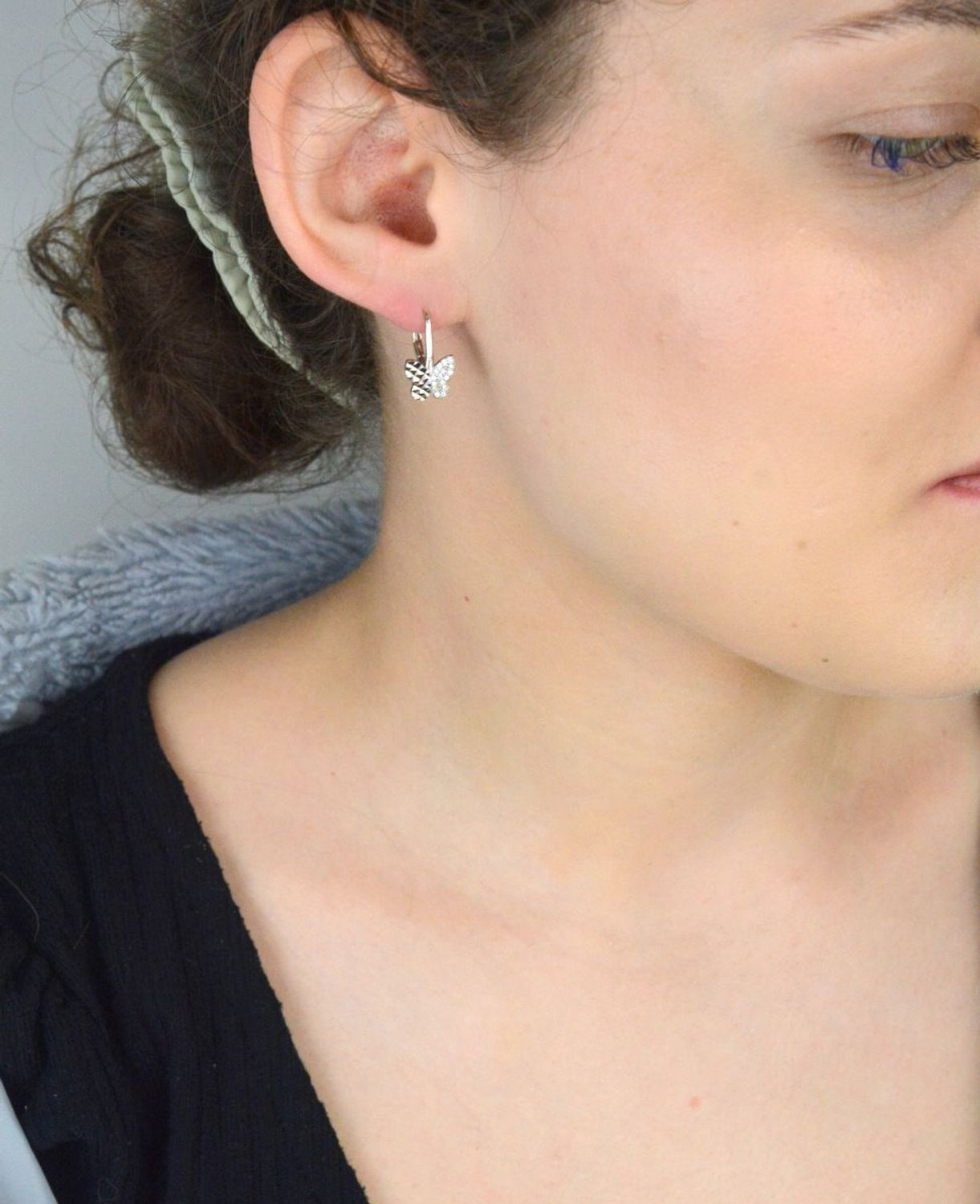 Srebrne kolczyki dziecięce motylki z cyrkoniami i grawerowaniem  Pr. 925  1,5 cm Kolczyki dziecięce w kształcie motyli z jednym skrzydłem wysadzanym białymi cyrkoniami, a drugim grawerowanym. 1.jpg