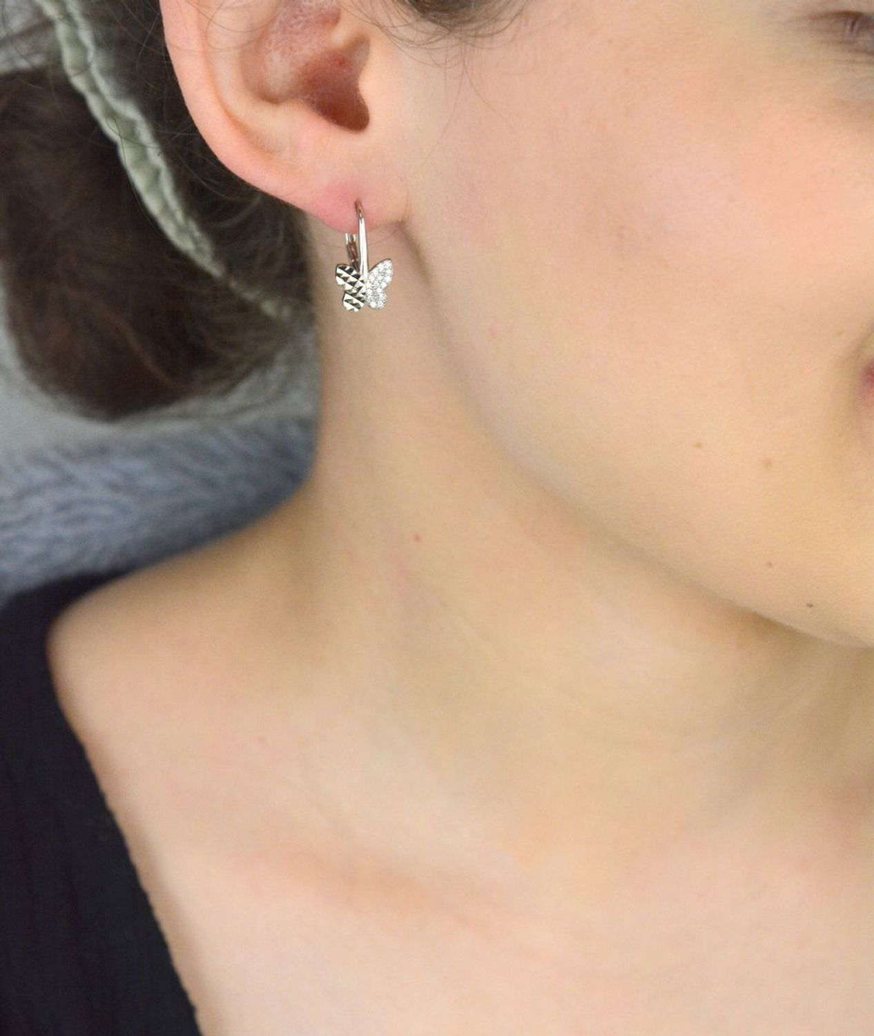 Srebrne kolczyki dziecięce motylki z cyrkoniami i grawerowaniem  Pr. 925  1,5 cm Kolczyki dziecięce w kształcie motyli z jednym skrzydłem wysadzanym białymi cyrkoniami, a drugim grawerowanym. 1.jpg