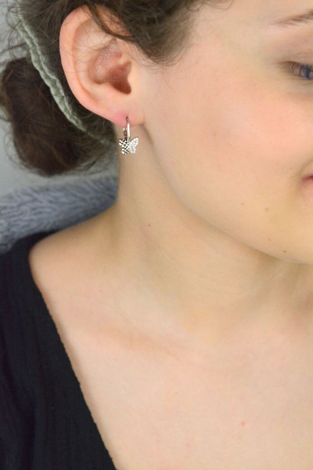 Srebrne kolczyki dziecięce motylki z cyrkoniami i grawerowaniem  Pr. 925  1,5 cm Kolczyki dziecięce w kształcie motyli z jednym skrzydłem wysadzanym białymi cyrkoniami, a drugim grawerowanym. 1.jpg