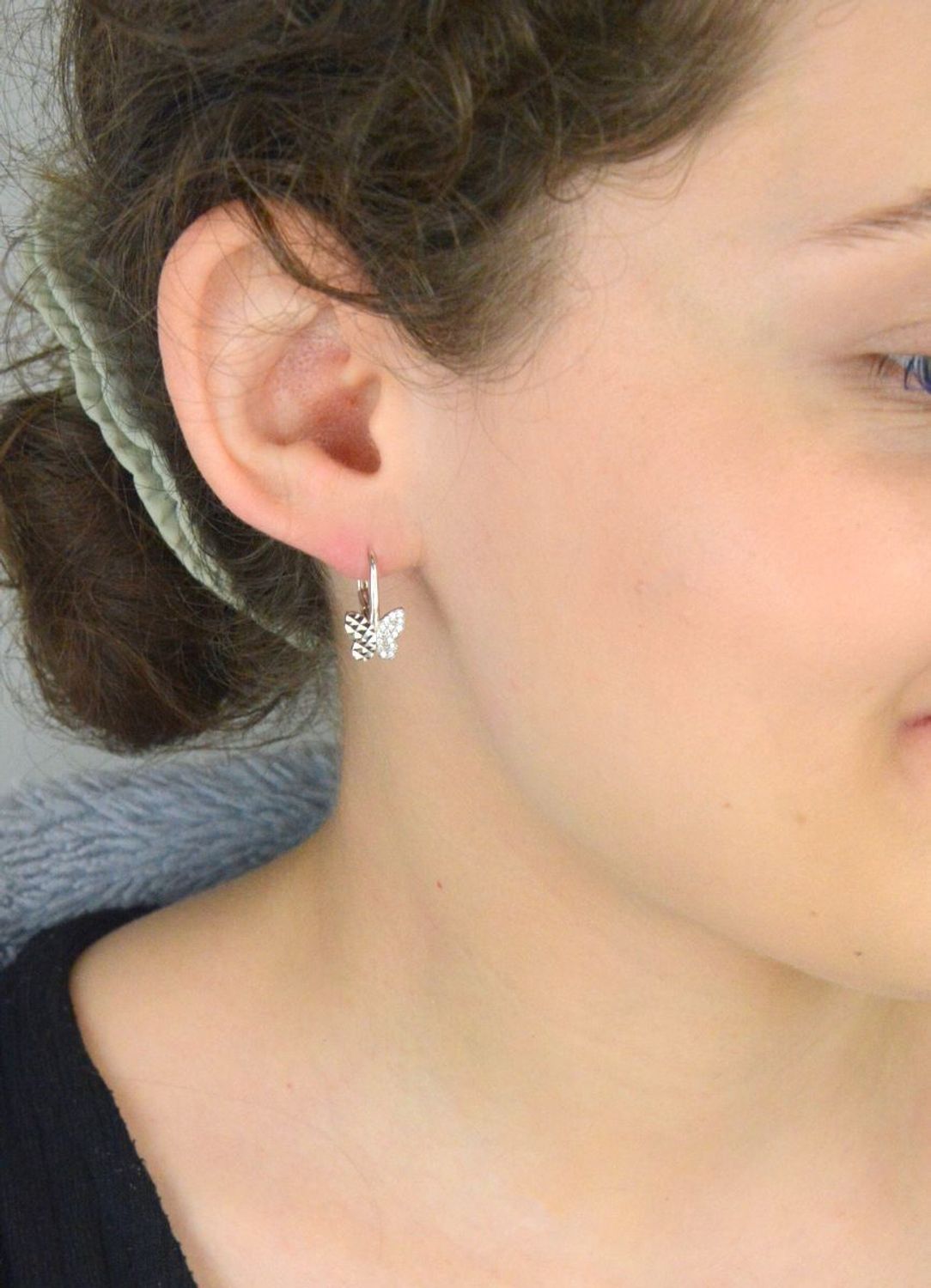 Srebrne kolczyki dziecięce motylki z cyrkoniami i grawerowaniem  Pr. 925  1,5 cm Kolczyki dziecięce w kształcie motyli z jednym skrzydłem wysadzanym białymi cyrkoniami, a drugim grawerowanym. 1.jpg