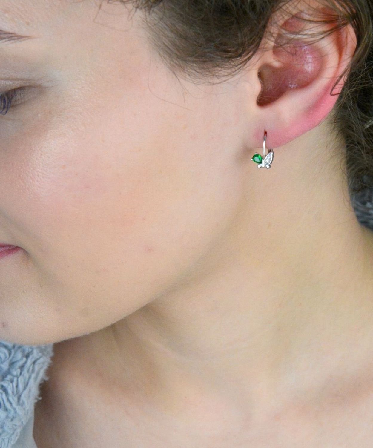 Kolczyki dziecięce srebrne motylki z zieloną cyrkonią  Pr. 925  1,5 cm Kolczyki dla dzieci w kształcie motylków ze srebra 925 z zieloną cyrkonią na skrzydle. Zapięcie na bigiel angielsk1.jpg