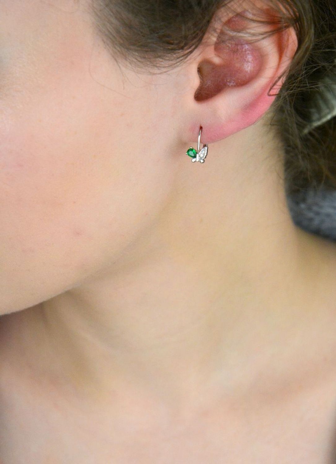 Kolczyki dziecięce srebrne motylki z zieloną cyrkonią  Pr. 925  1,5 cm Kolczyki dla dzieci w kształcie motylków ze srebra 925 z zieloną cyrkonią na skrzydle. Zapięcie na bigiel angielsk1.jpg