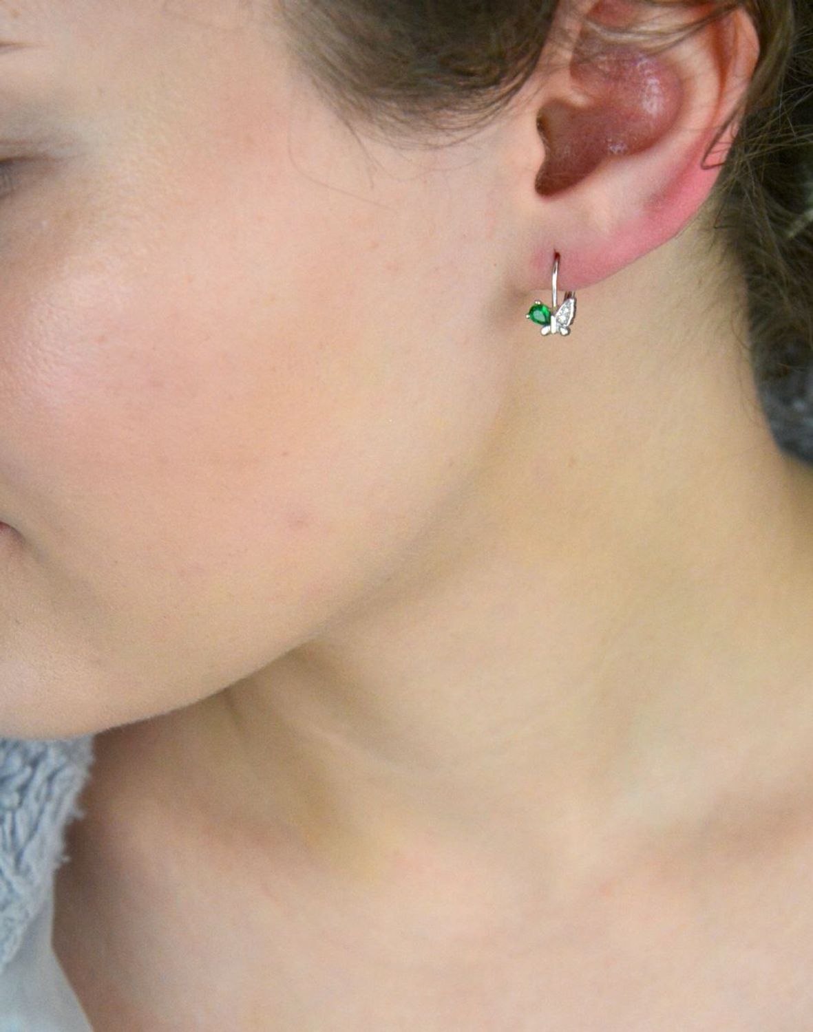 Kolczyki dziecięce srebrne motylki z zieloną cyrkonią  Pr. 925  1,5 cm Kolczyki dla dzieci w kształcie motylków ze srebra 925 z zieloną cyrkonią na skrzydle. Zapięcie na bigiel angielsk1.jpg