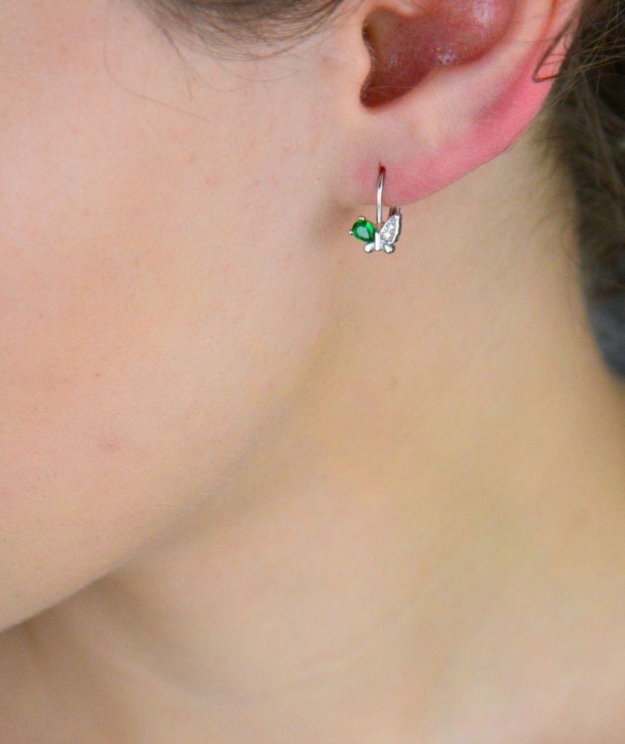 Kolczyki dziecięce srebrne motylki z zieloną cyrkonią  Pr. 925  1,5 cm Kolczyki dla dzieci w kształcie motylków ze srebra 925 z zieloną cyrkonią na skrzydle. Zapięcie na bigiel angielsk1.jpg