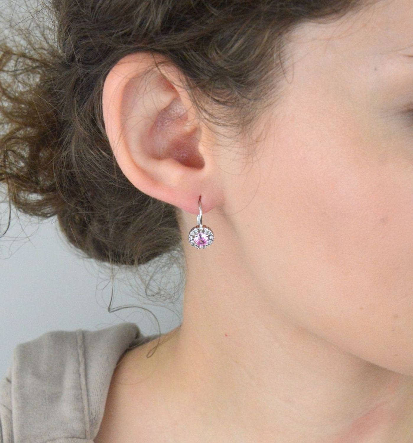Kolczyki srebrne próby 925, wiszące i okrągłe, zdobione różową oraz białymi cyrkoniami. Model DIA-KLC-10738-925 z zapięciem typu bigiel angielski. Długość 1,7 cm, szerokość 1,0 cm, waga 2,80 g.1.jpg