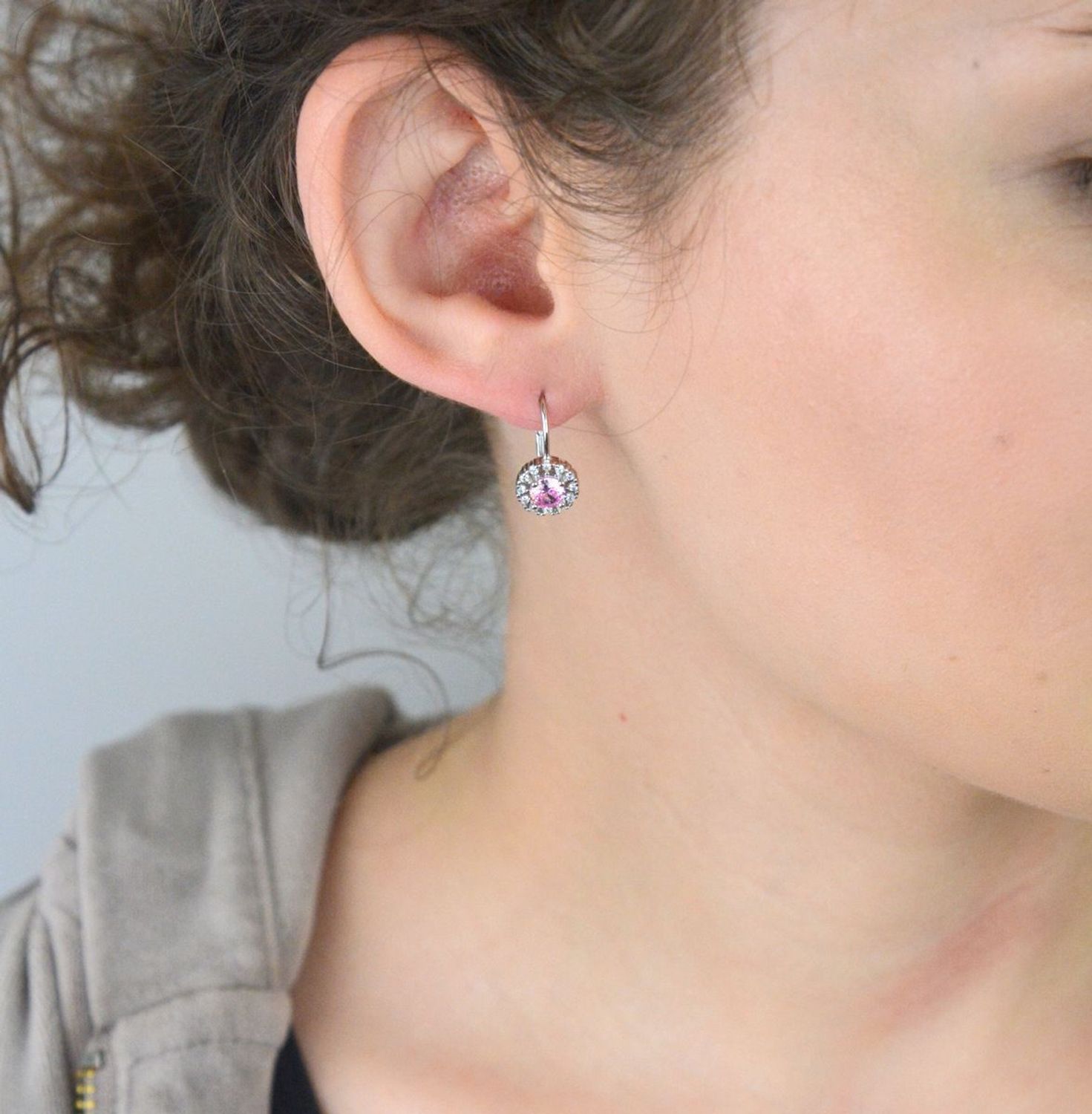 Kolczyki srebrne próby 925, wiszące i okrągłe, zdobione różową oraz białymi cyrkoniami. Model DIA-KLC-10738-925 z zapięciem typu bigiel angielski. Długość 1,7 cm, szerokość 1,0 cm, waga 2,80 g.1.jpg