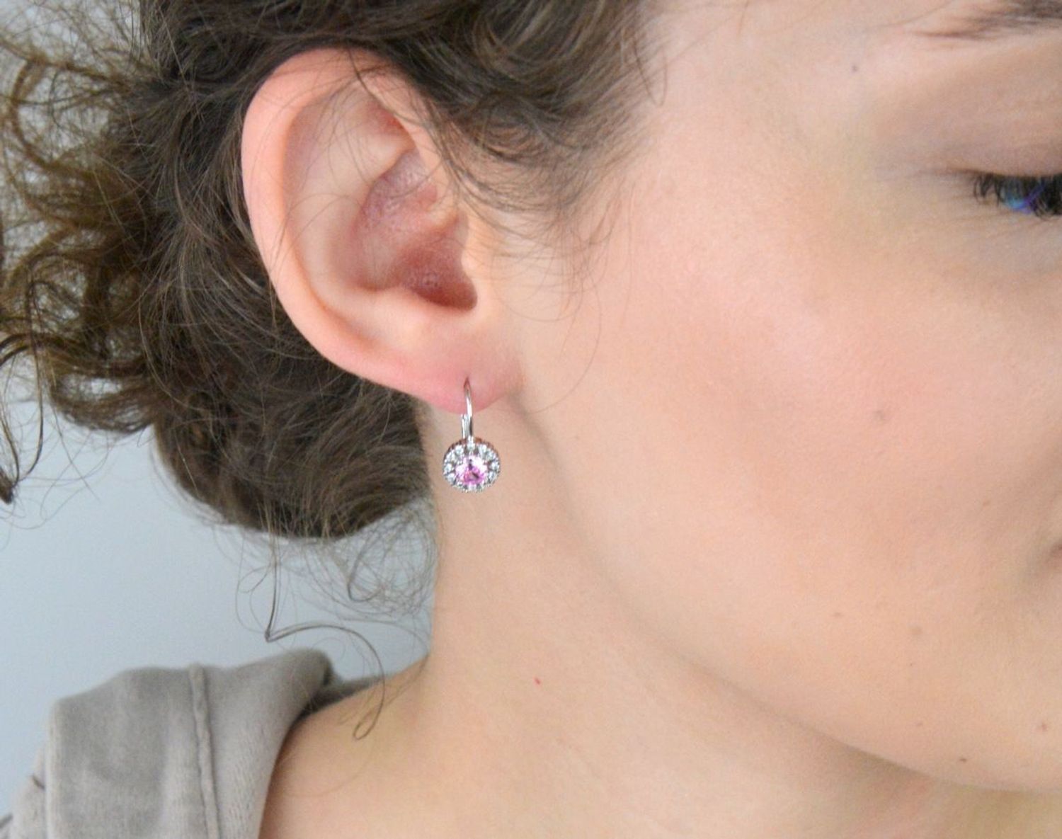 Kolczyki srebrne próby 925, wiszące i okrągłe, zdobione różową oraz białymi cyrkoniami. Model DIA-KLC-10738-925 z zapięciem typu bigiel angielski. Długość 1,7 cm, szerokość 1,0 cm, waga 2,80 g.1.jpg