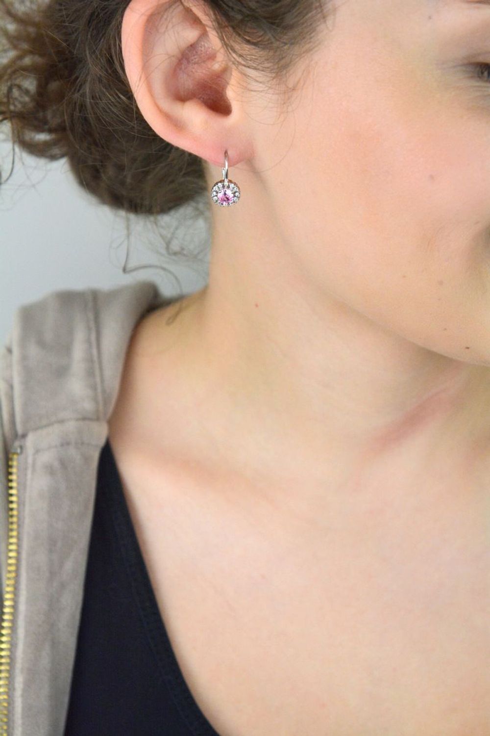 Kolczyki srebrne próby 925, wiszące i okrągłe, zdobione różową oraz białymi cyrkoniami. Model DIA-KLC-10738-925 z zapięciem typu bigiel angielski. Długość 1,7 cm, szerokość 1,0 cm, waga 2,80 g.1.jpg