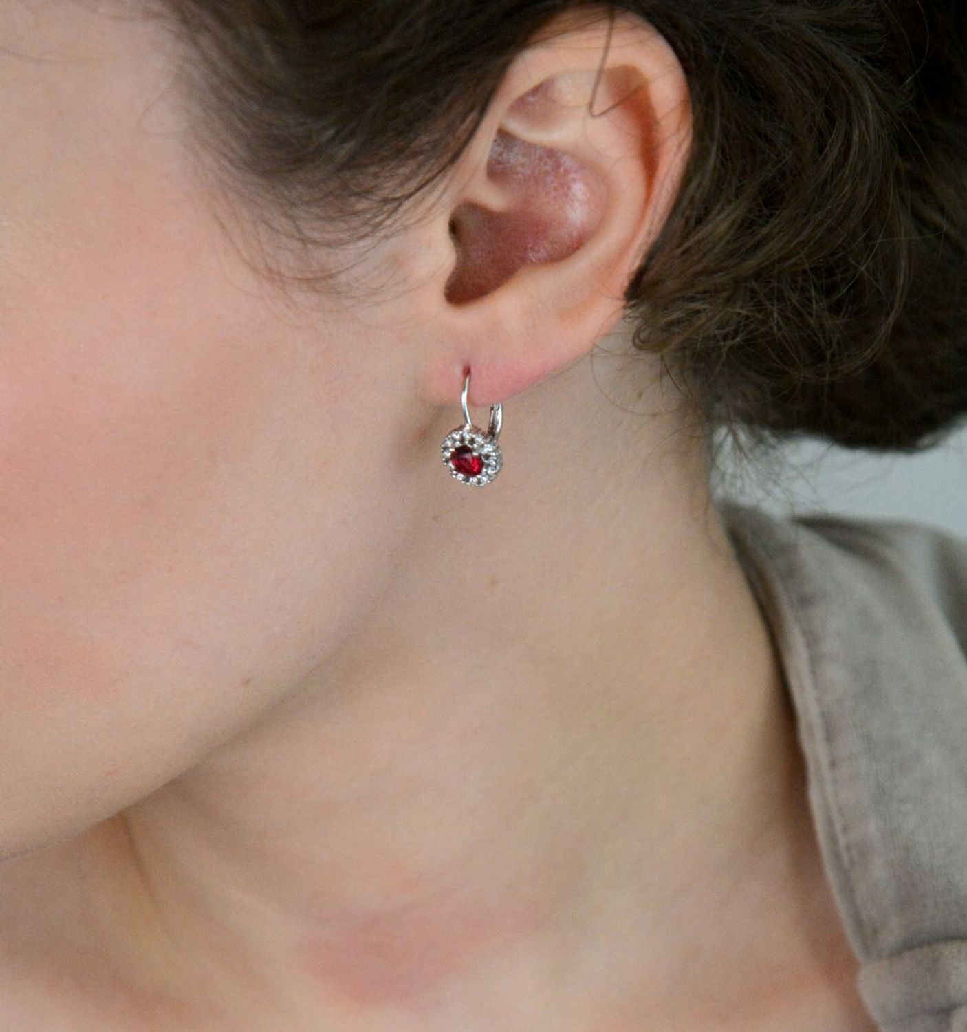 Eleganckie kolczyki wiszące damskie srebrne próba 925 zdobione czerwonymi i białymi cyrkoniami. Bigiel angielski, waga 2,80 g, długość 1,7 cm, szerokość 9 mm. Model DIA-KLC-10739-925.1.jpg